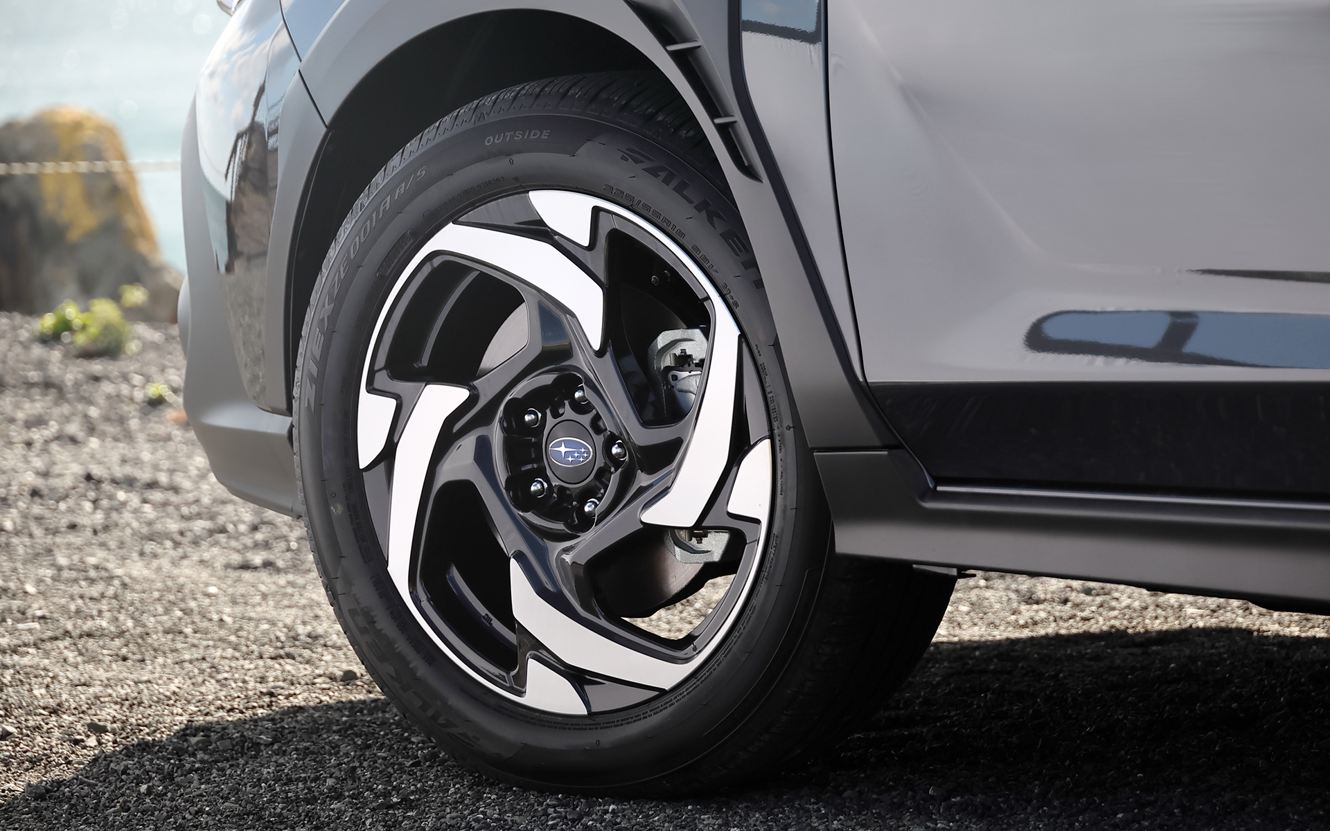 ストロングハイブリッド専用デザインとなるダークメタリック塗装＋切削光輝の18インチアルミホイールを採用。試乗した車両の装着タイヤはオールシーズンタイヤのファルケン「ZIEX ZE 001A A/S」。サイズは225/55R18