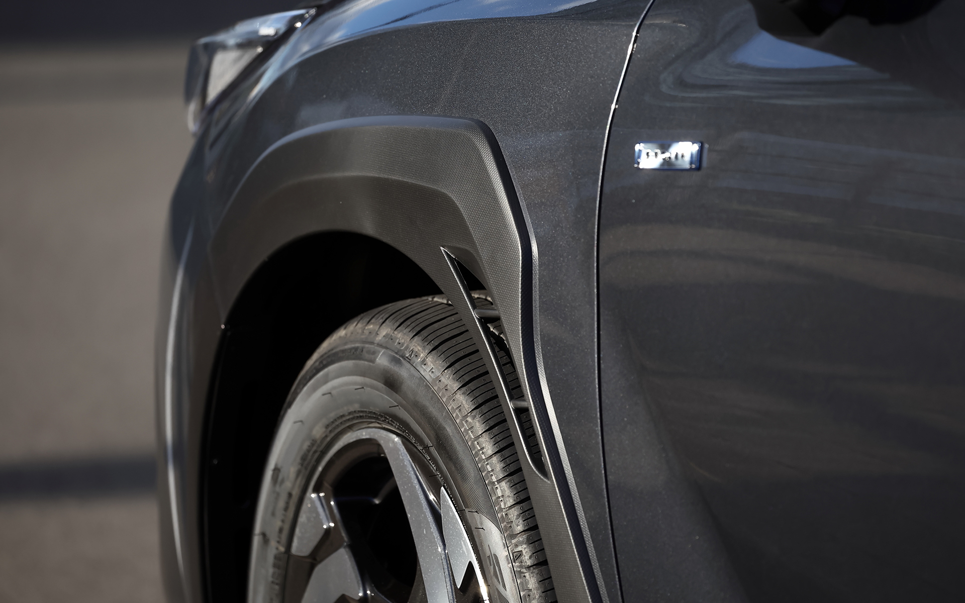 フロントフェンダーに風の通り道を設けるなど空気の流れを整える構造を採用