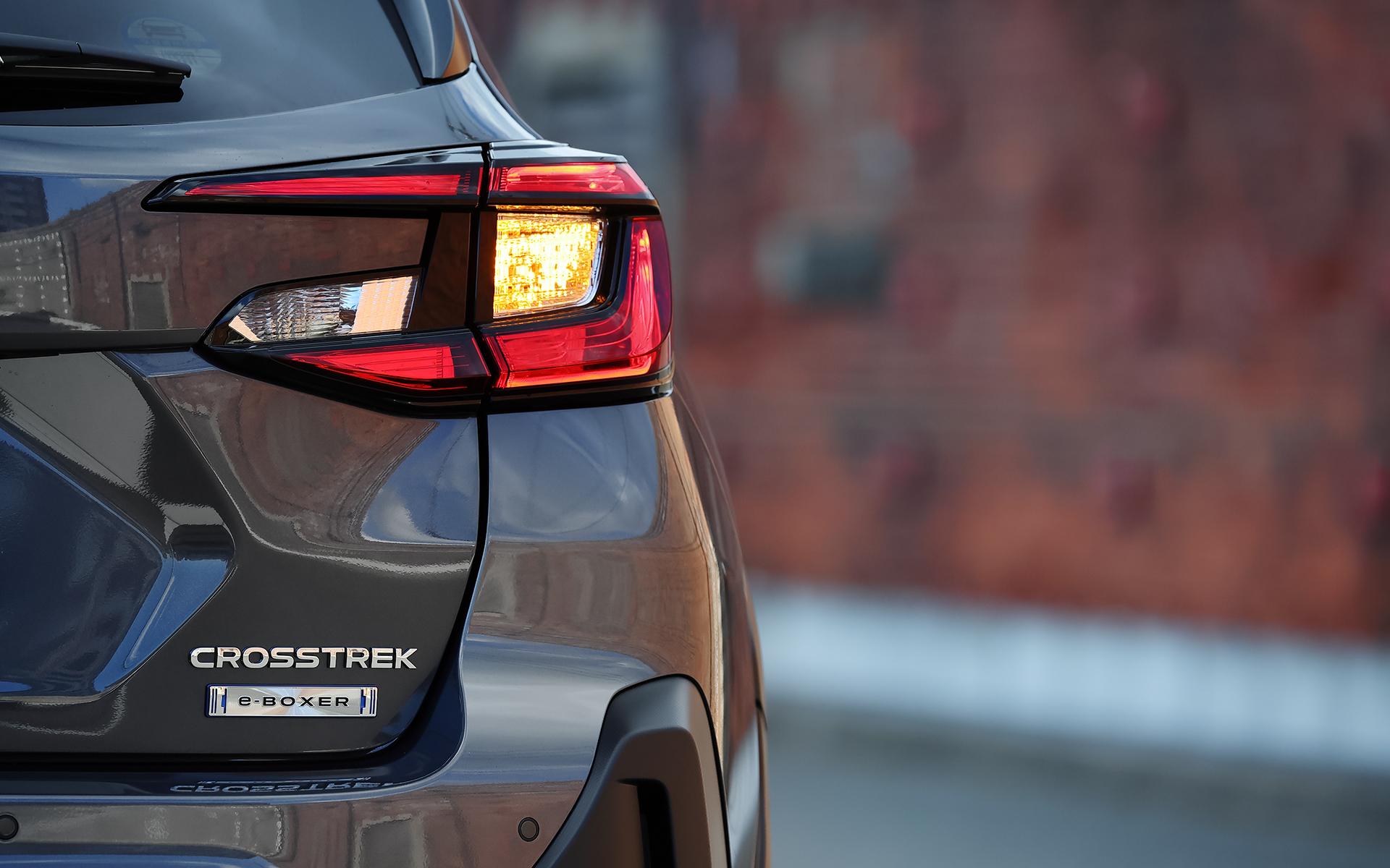 新しいデザインの専用オーナメントがストロングハイブリッドであることをさりげなく主張