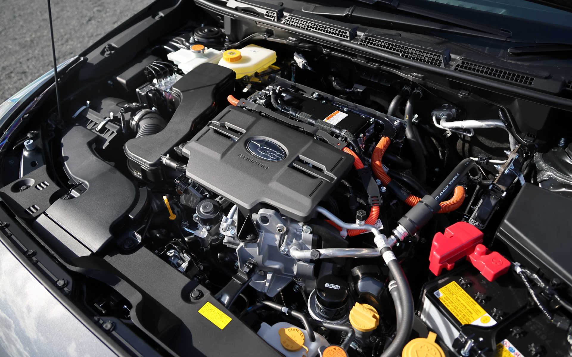 水平対向DOHC 2.5リッター「FB25」エンジン。パワーコントロールユニットの配置を荷室フロア下からエンジン上部に変更することで、燃料タンク周辺を省スペース化し、燃料タンク容量を63Lに拡大した。WLTCモード燃費は18.9km/L