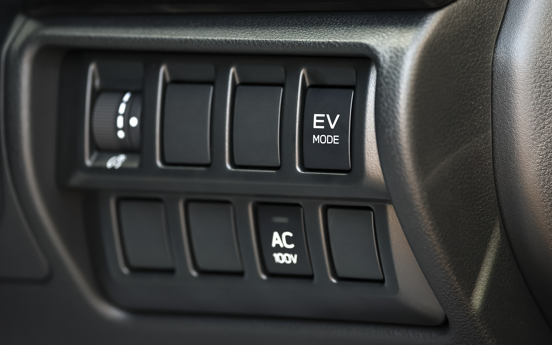 ステアリングコラム右側にEVモードスイッチを設定。AC100Vスイッチはオプションアイテム