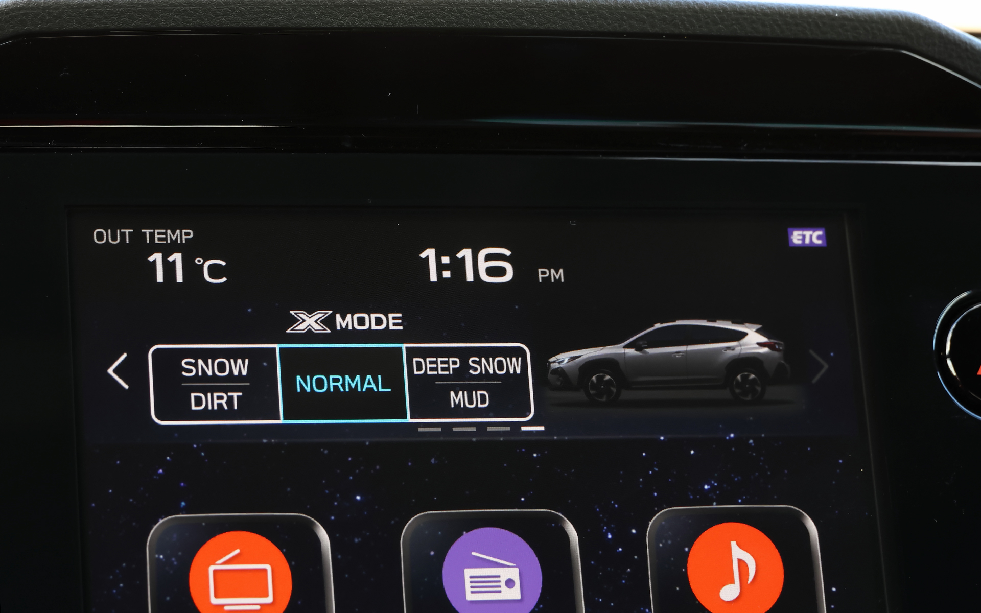 路面状況に応じてモードを選択すると、4輪の駆動力やブレーキなどを適切にコントロールし、悪路からのスムーズな脱出をサポートする「X-MODE」を標準設定