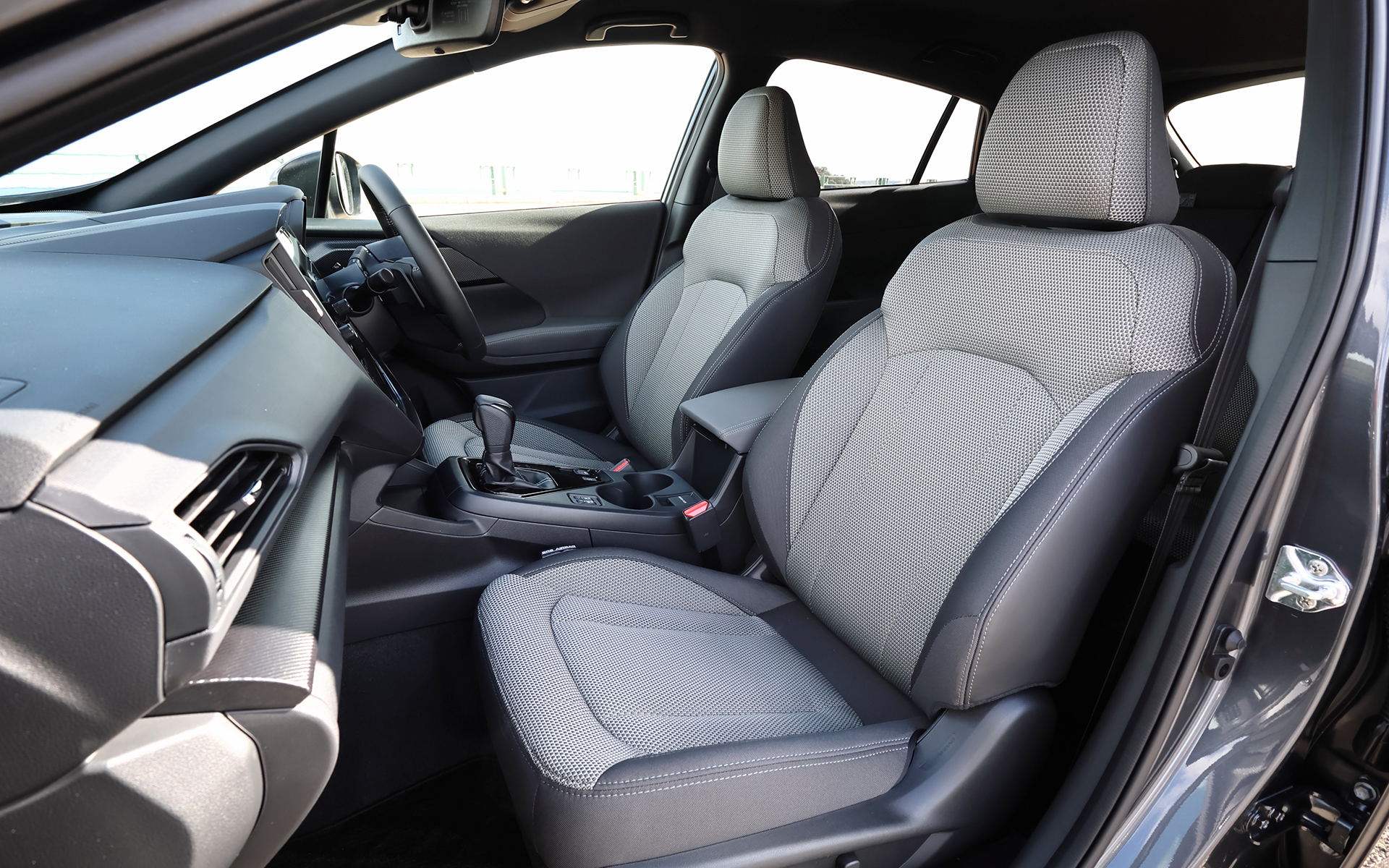 ブラックと明るいグレーを採用したファブリックシート。本革シートもオプションとして設定している