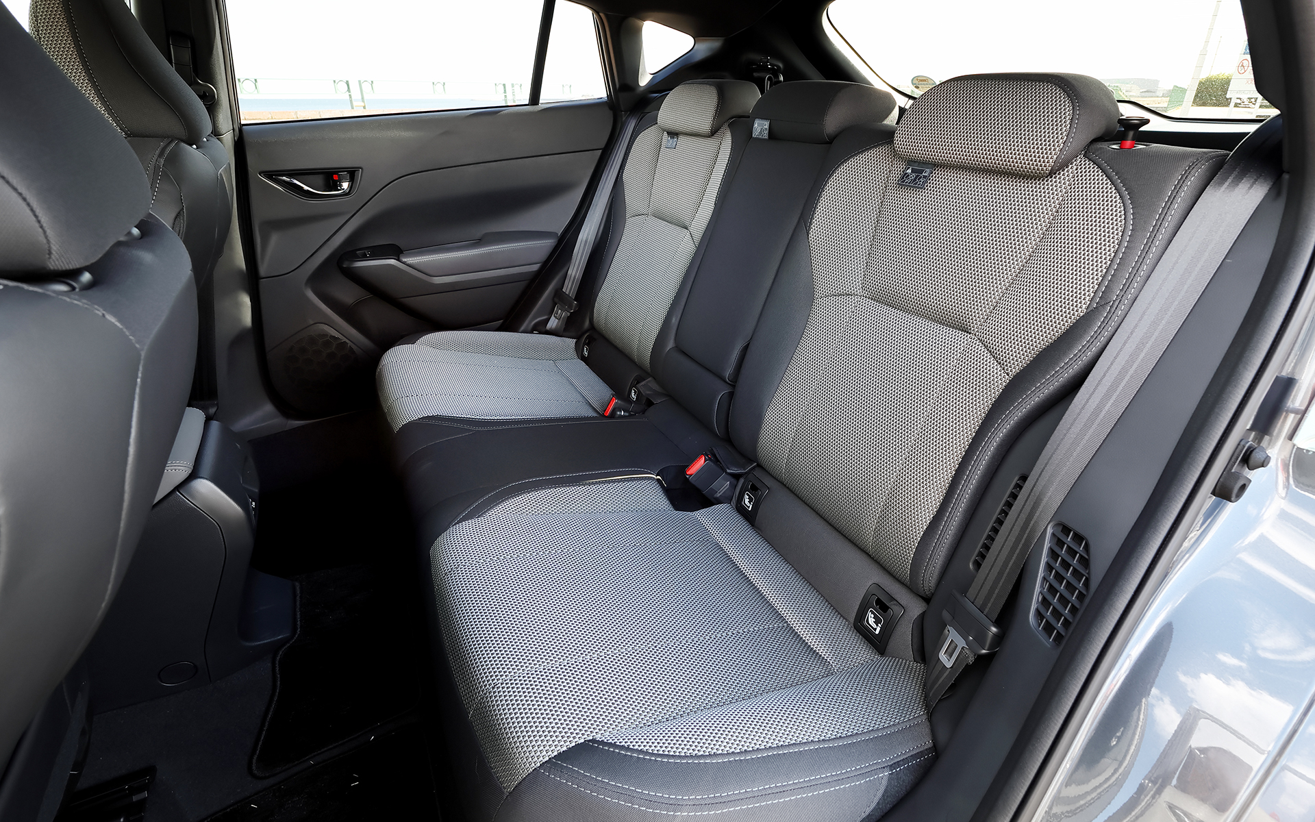 ブラックと明るいグレーを採用したファブリックシート。本革シートもオプションとして設定している