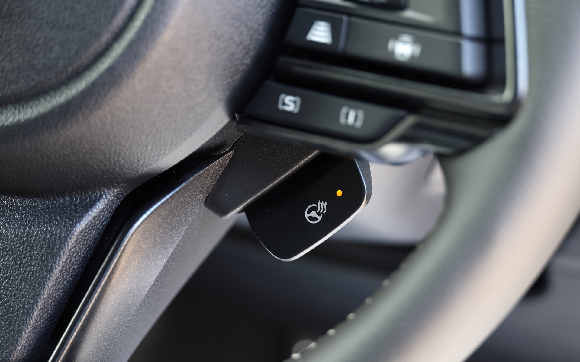 寒い冬でも快適に過ごせるステアリングヒーターやフロントシートヒーターを標準装備