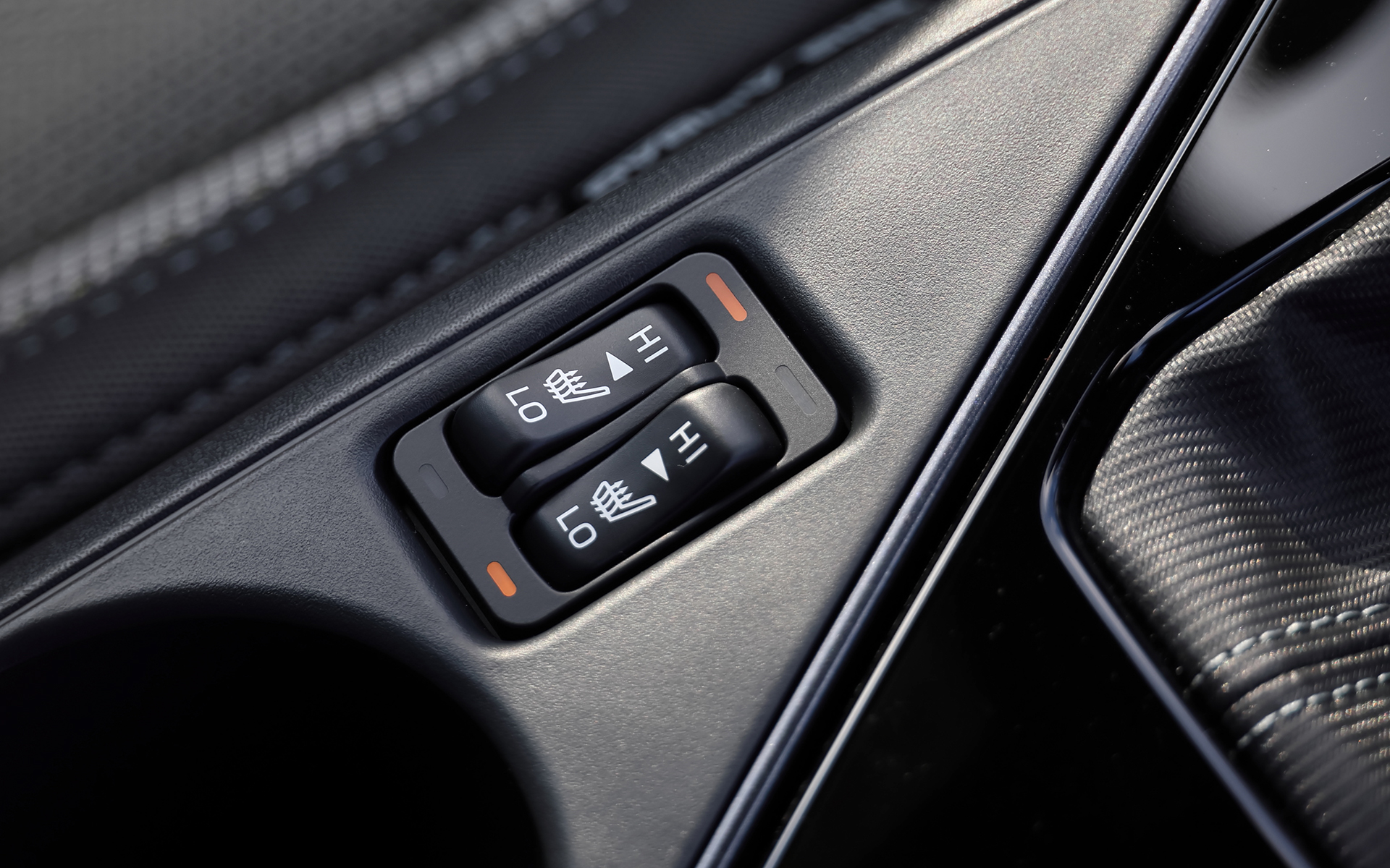 寒い冬でも快適に過ごせるステアリングヒーターやフロントシートヒーターを標準装備