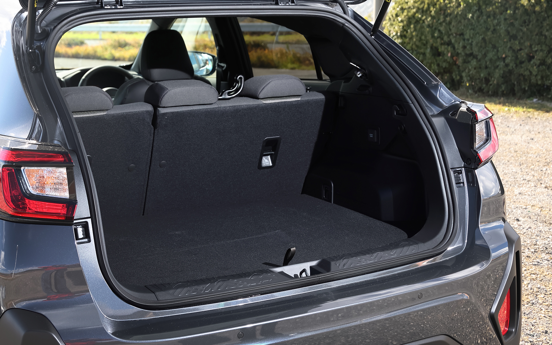 ストロングハイブリッドシステムによって大型化したバッテリパックを搭載しながらも、VDA法で280L（床上279L、床下サブトランク1L）の荷室容量を確保。大人3人、2泊3日分の荷物と撮影機材を余裕で飲み込む広さがある