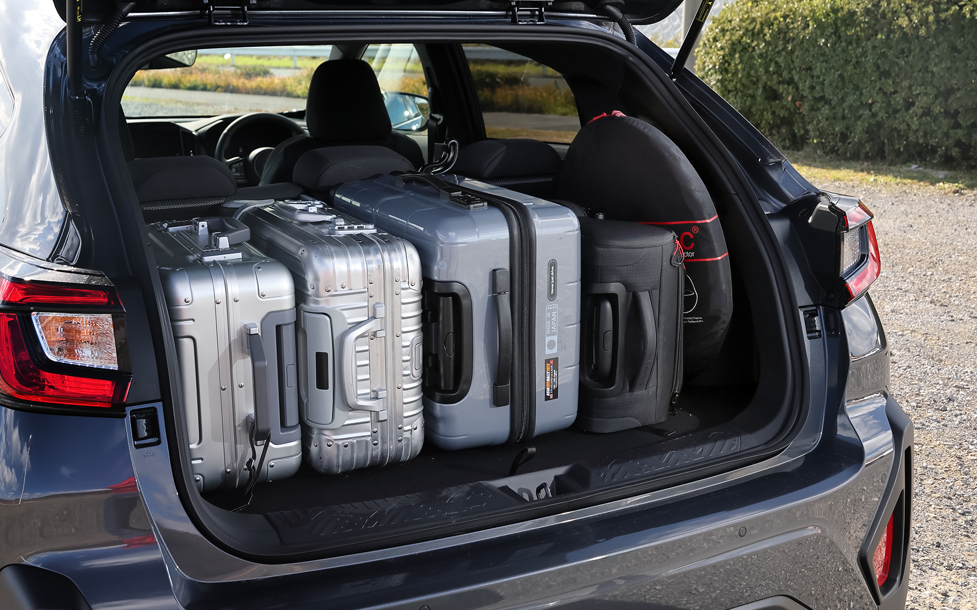 ストロングハイブリッドシステムによって大型化したバッテリパックを搭載しながらも、VDA法で280L（床上279L、床下サブトランク1L）の荷室容量を確保。大人3人、2泊3日分の荷物と撮影機材を余裕で飲み込む広さがある