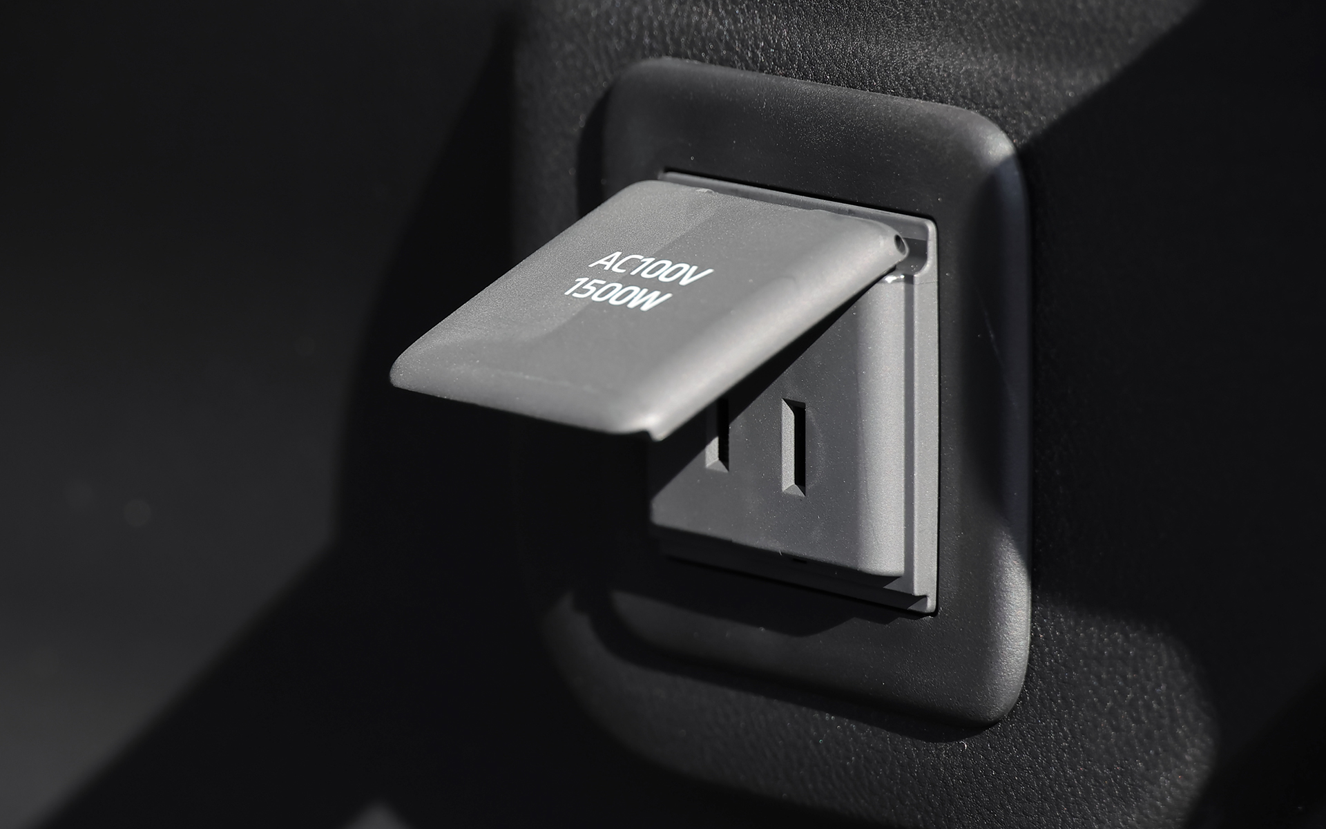 AV100V/1500Wのアクセサリーコンセントをオプション設定。電源環境のないキャンプなどのアウトドアシーンだけでなく、インフラによる電力供給が難しいような災害時にも電気を供給できる