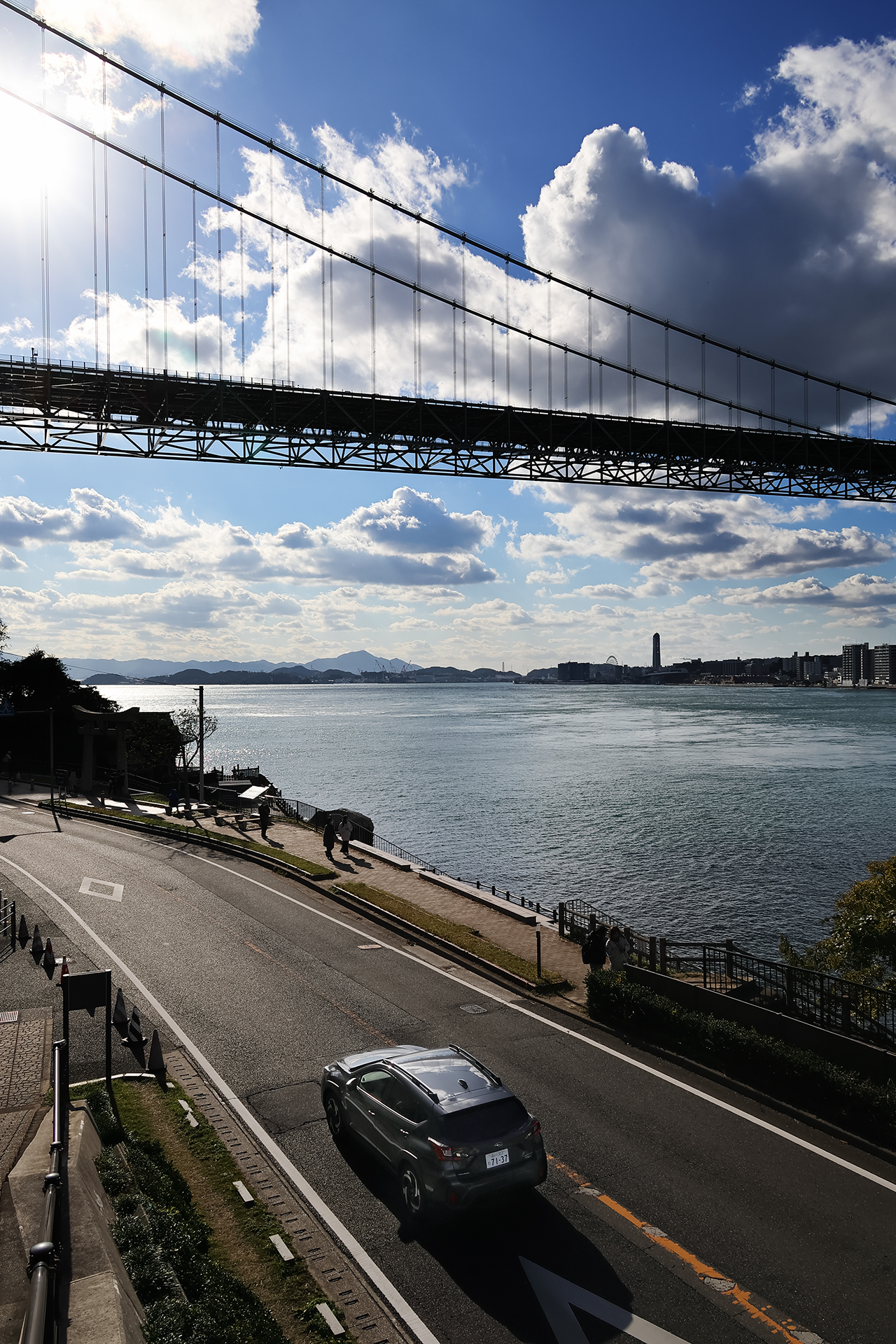 関門橋が見える門司の海沿いを走る。クロストレック S：HEVの気持ちのよい加速や上質な乗り心地はどんな道でも味わえ、ドライブも景色もより楽しめる