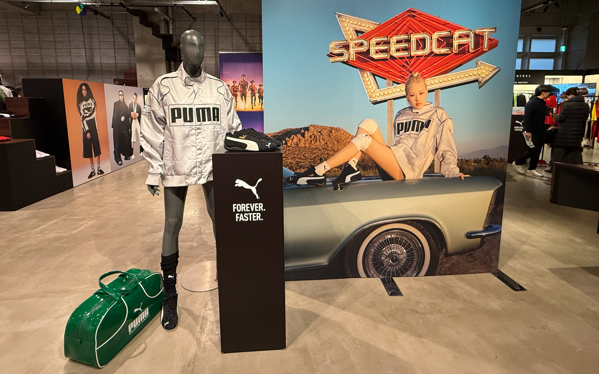 韓国の4人組ガールズグループ“BLACKPINK（ブラックピンク）”のメンバーのロゼ（Rosé）さんを起用したキャンペーンビジュアルとそのアイテム