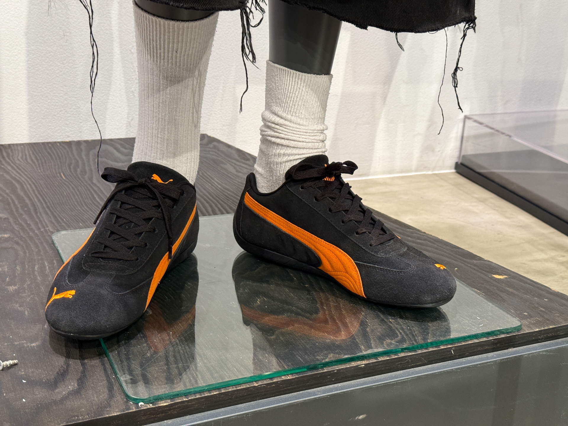 1980年代から1990年代にかけてF1グランプリのドライバーが履いていた耐火レーシングシューズをベースにしたライフスタイルシューズ「SPEEDCAT」