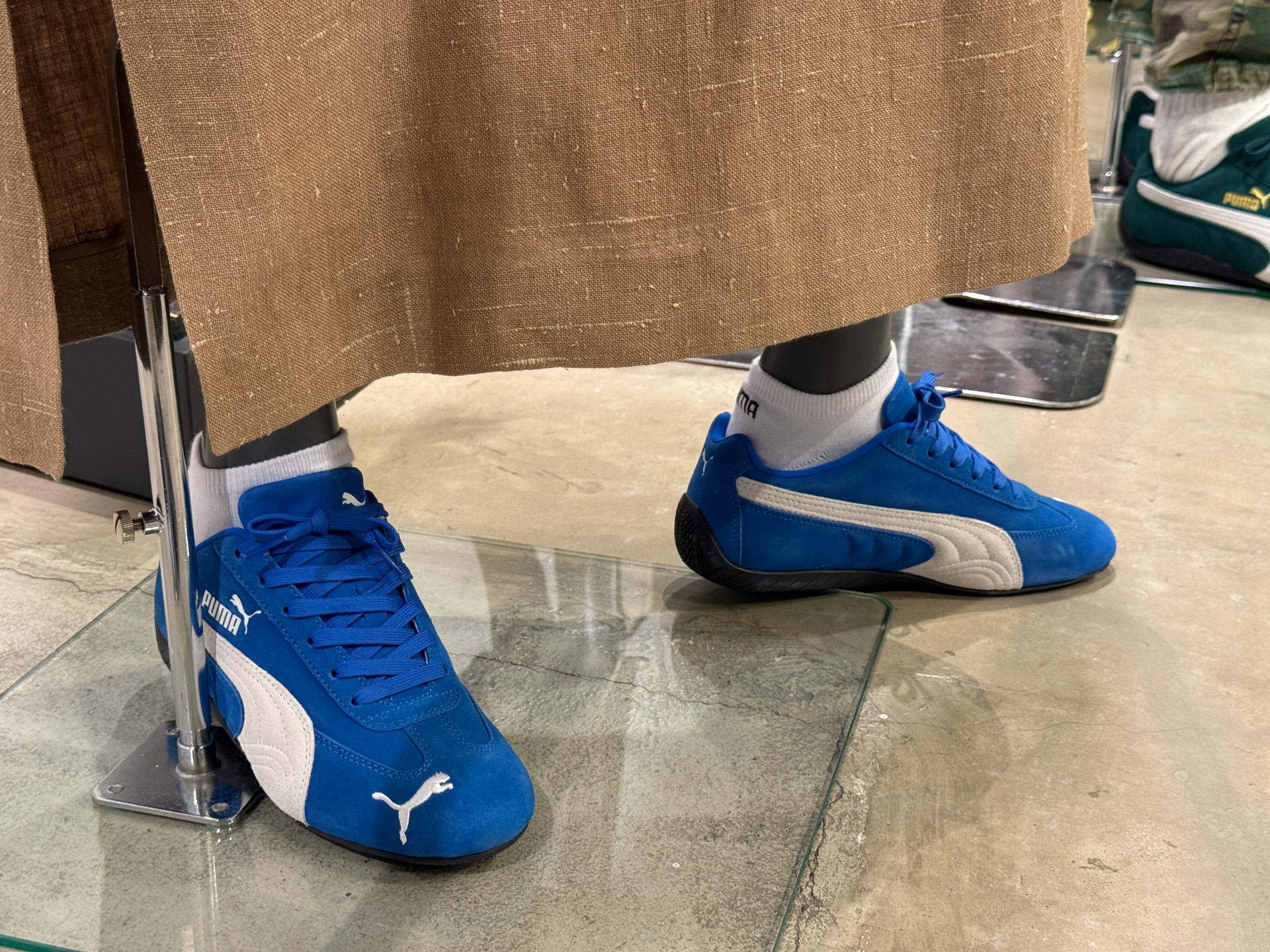 1980年代から1990年代にかけてF1グランプリのドライバーが履いていた耐火レーシングシューズをベースにしたライフスタイルシューズ「SPEEDCAT」