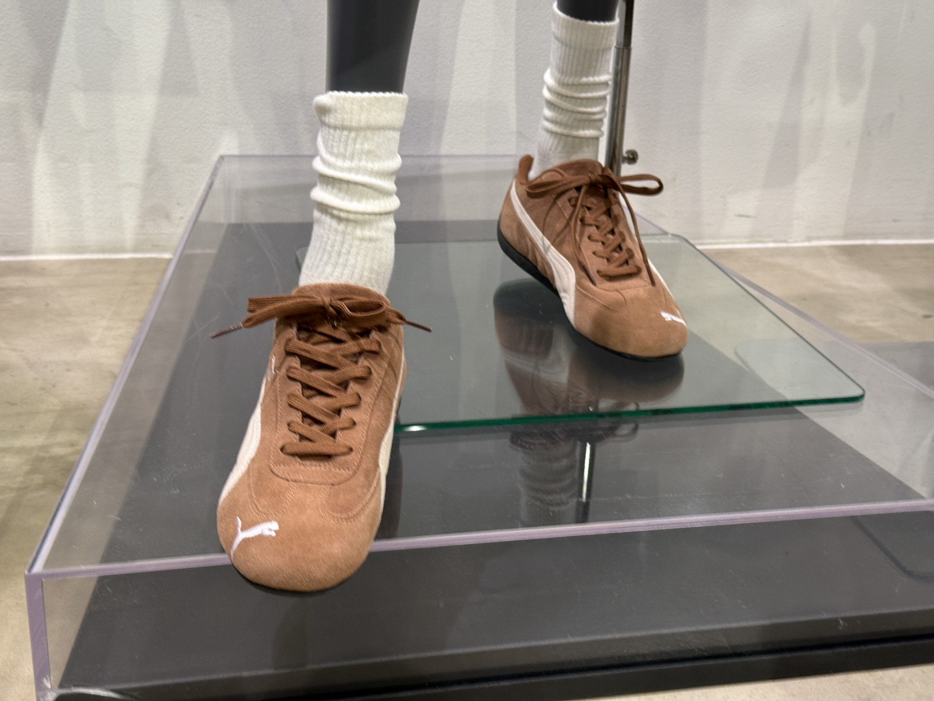 1980年代から1990年代にかけてF1グランプリのドライバーが履いていた耐火レーシングシューズをベースにしたライフスタイルシューズ「SPEEDCAT」