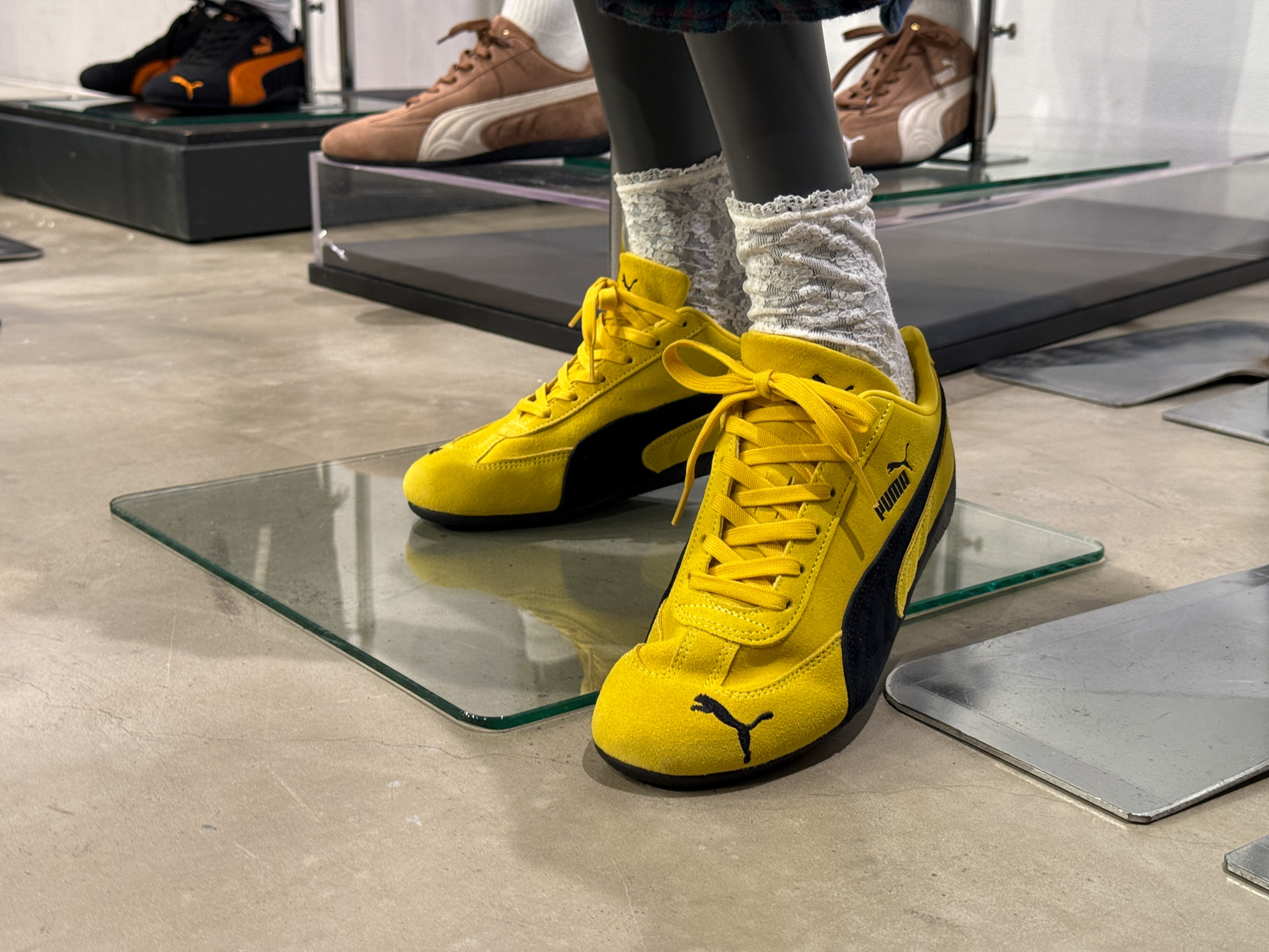 1980年代から1990年代にかけてF1グランプリのドライバーが履いていた耐火レーシングシューズをベースにしたライフスタイルシューズ「SPEEDCAT」