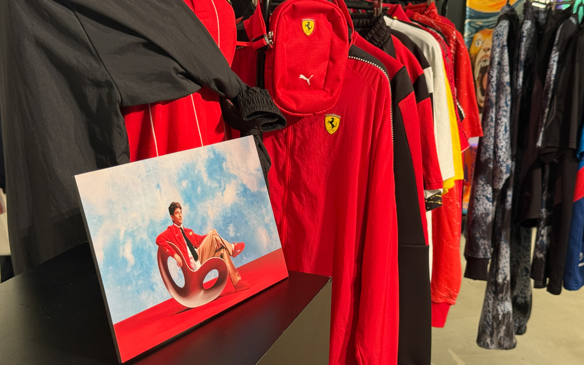 モータースポーツに関連するアイテムとしては、「PUMA×FERRARI」「PUMA×BMW」などのコレクションも展開している