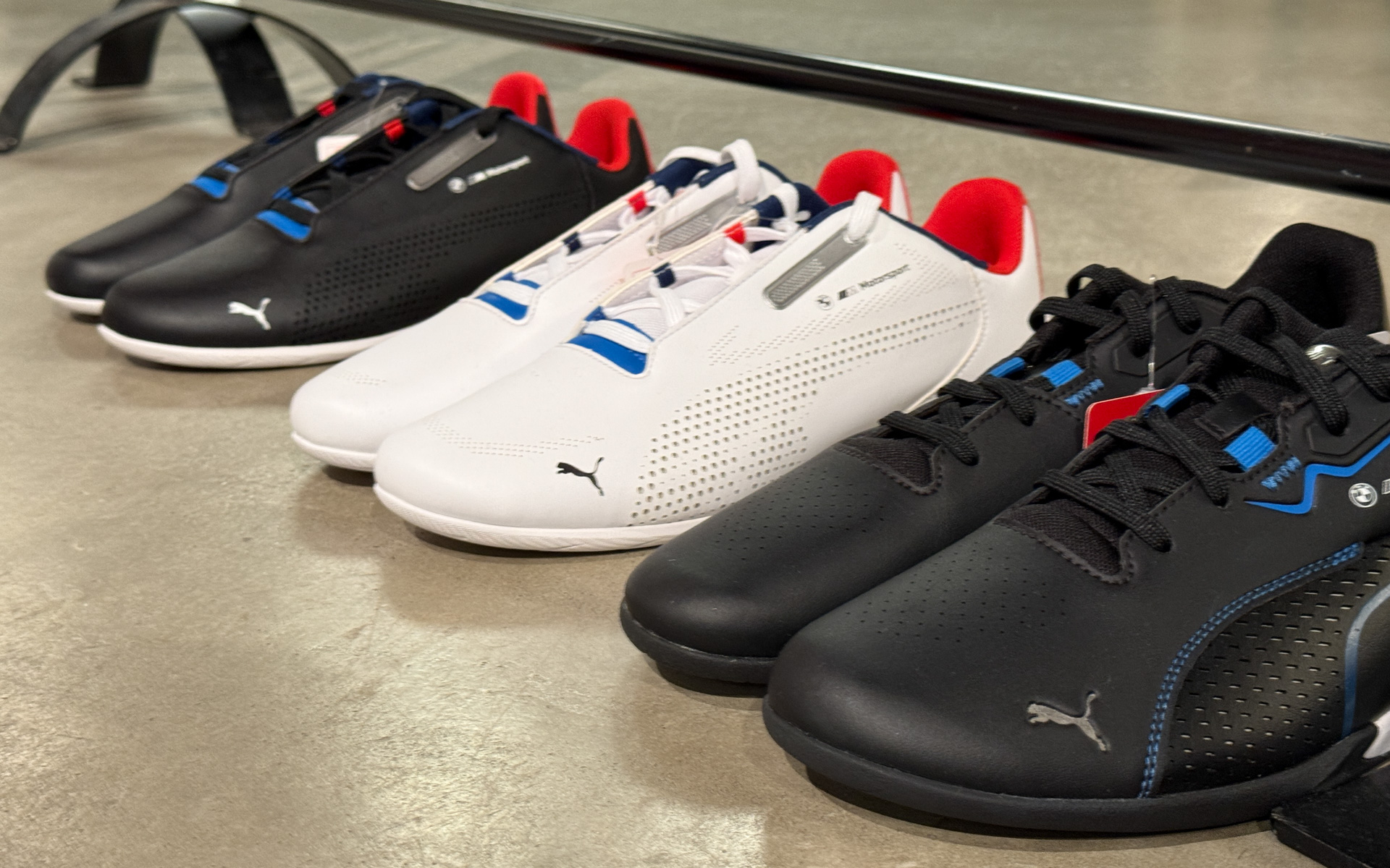 モータースポーツに関連するアイテムとしては、「PUMA×FERRARI」「PUMA×BMW」などのコレクションも展開している