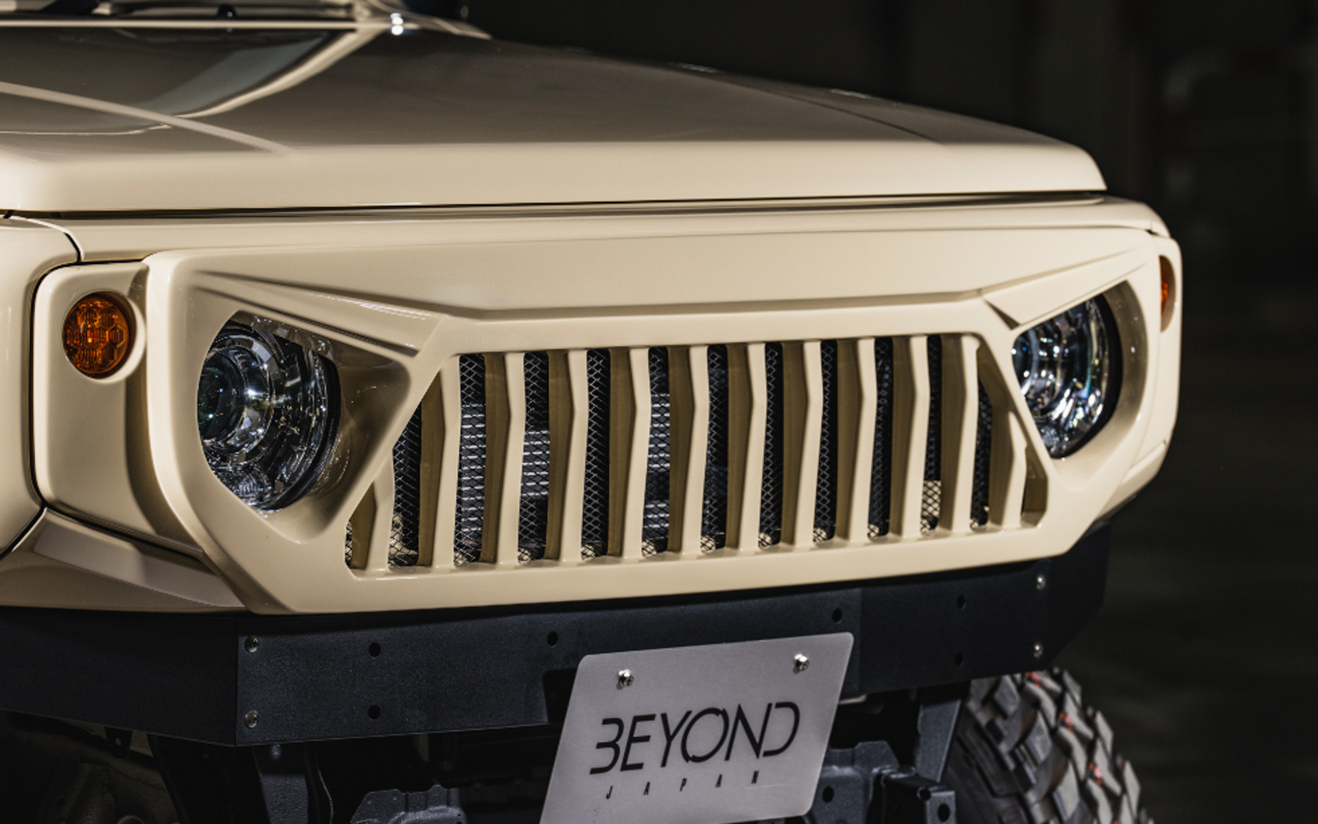 威圧感を放つ「フェイスグリルソルジャー」を開発。材質はFRPで価格は8万8000円（未塗装）。ジムニー（JB64）/ジムニーシエラ（JB74）に適合。