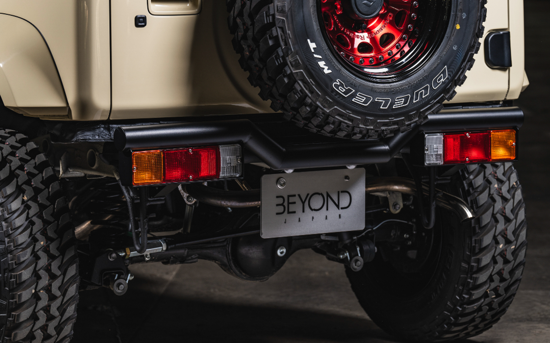 リベルテ64/74リアバンパー（ブラック）は、ジムニー/ジムニーシエラに対応するが、別途テールランプが必要。ジムニー（JA11）テールランプは配線加工せずに装着可能。※受注生産品