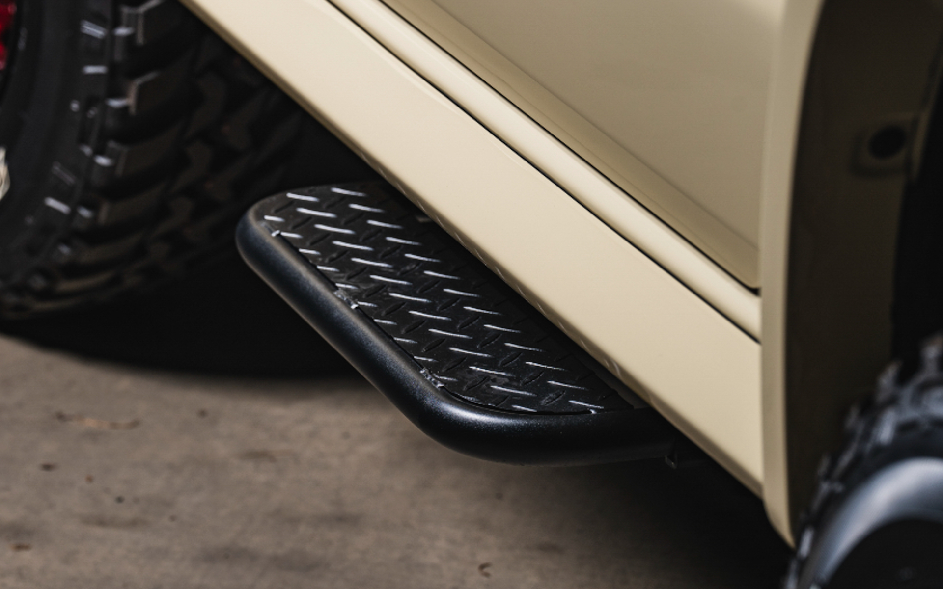 リベルテ サイドステップ74専用（ブラック）は、ジムニーシエラ（JB74）専用品。※受注生産品