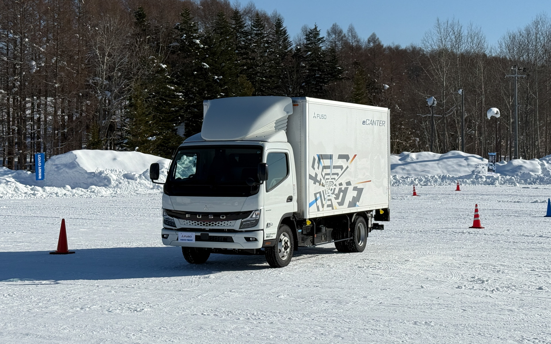 特設コースで試乗したワイドキャブのeキャンター