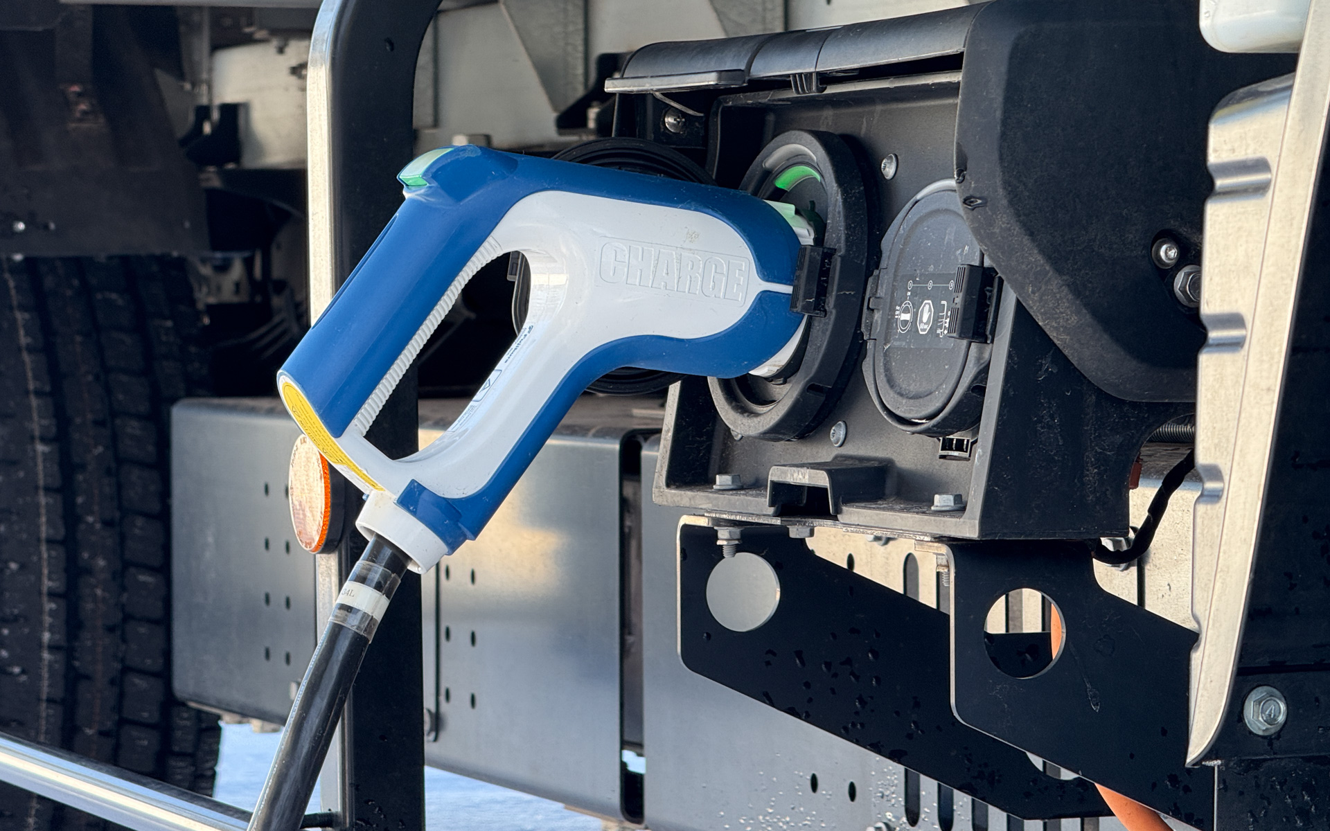 AC充電時にバッテリを予熱するバッテリプレコンディショニング機能を採用している