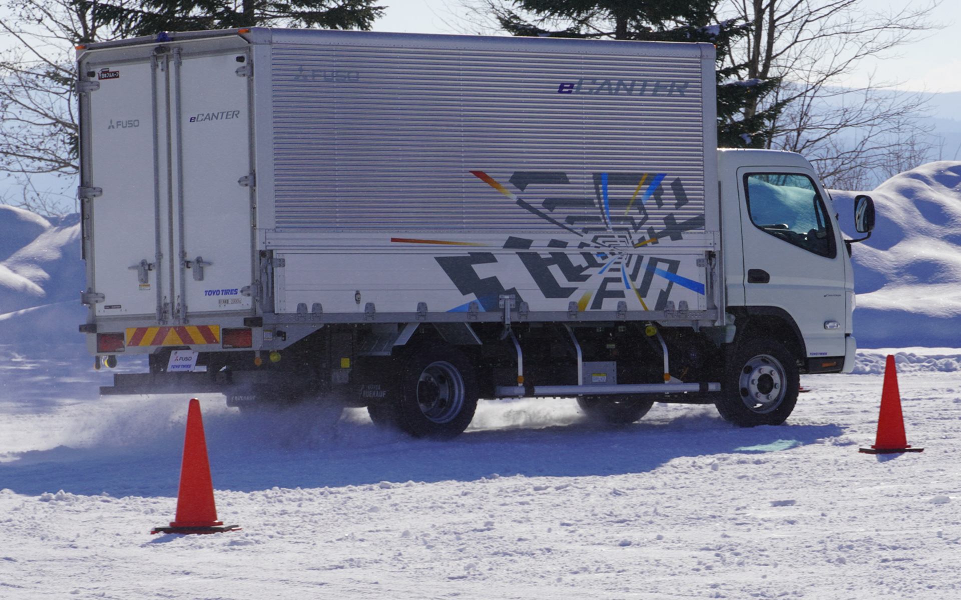 円旋回で振り回しても、大きく挙動を乱すようなことにはならない