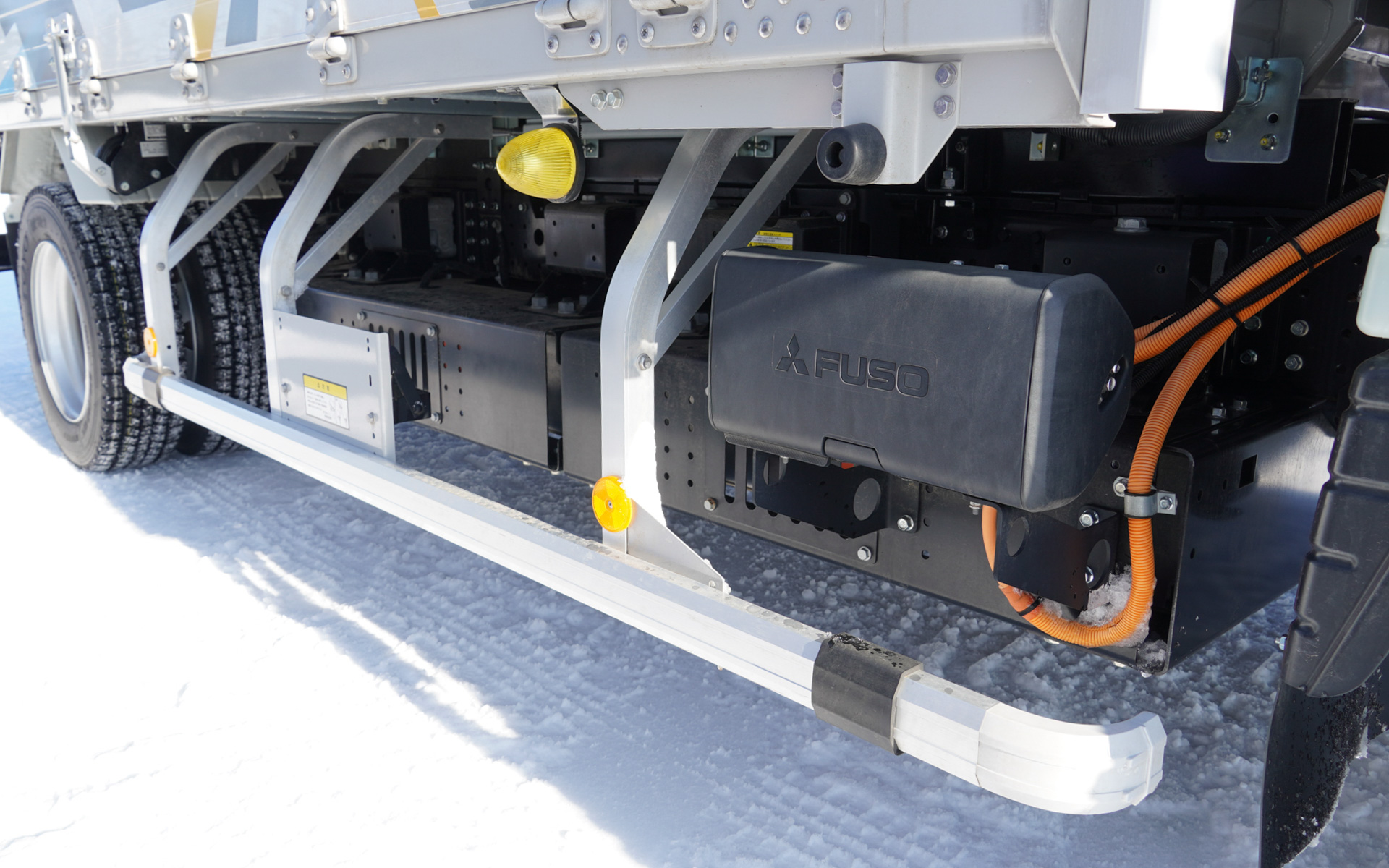 走行用の高電圧バッテリは床下にあるが、ステンレスケースでシールドされて錆にも強い。ケーブルやカプラー類も雪が付着しても問題ないよう対策がされている