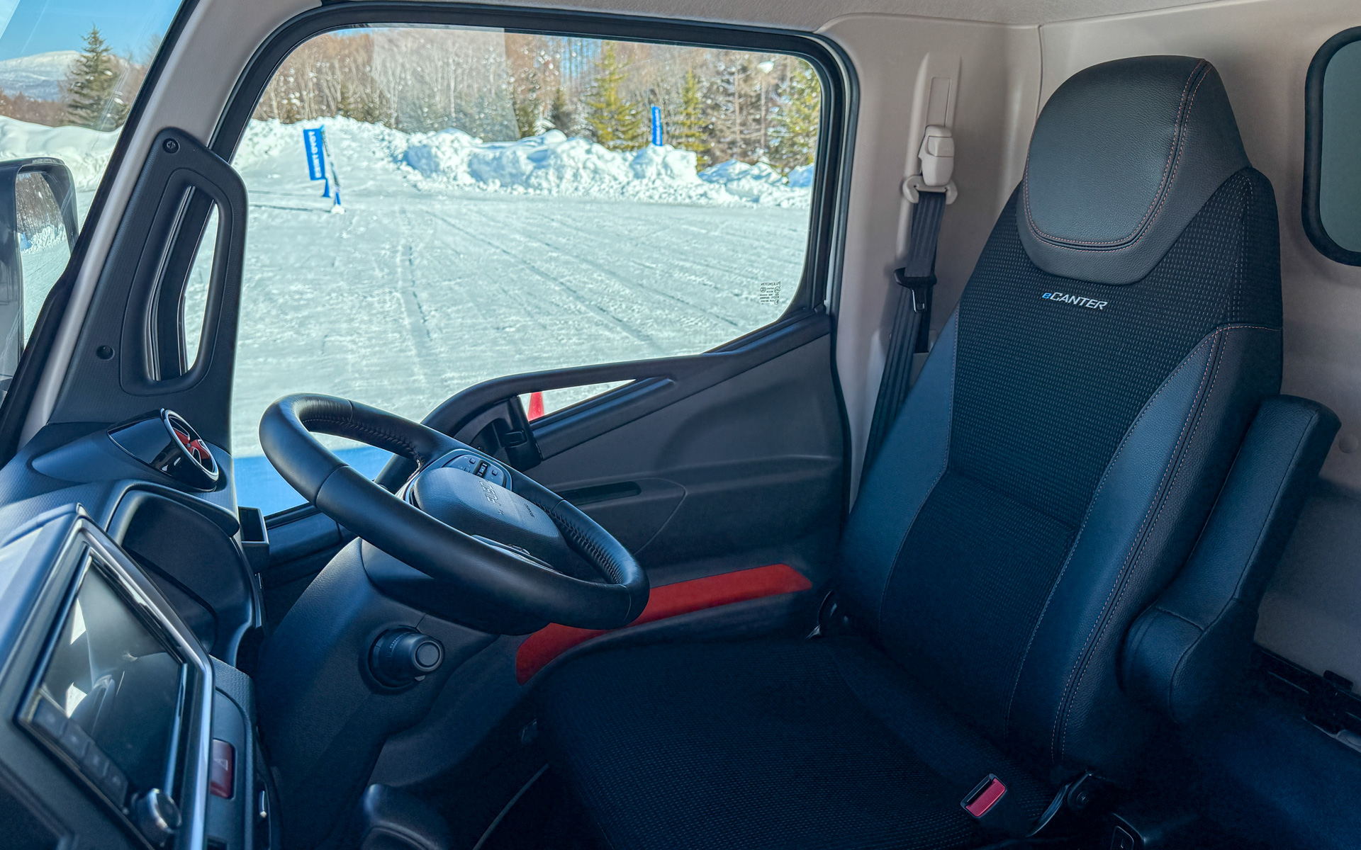 省電力化のためシートヒーターとステアリングヒーターを採用する