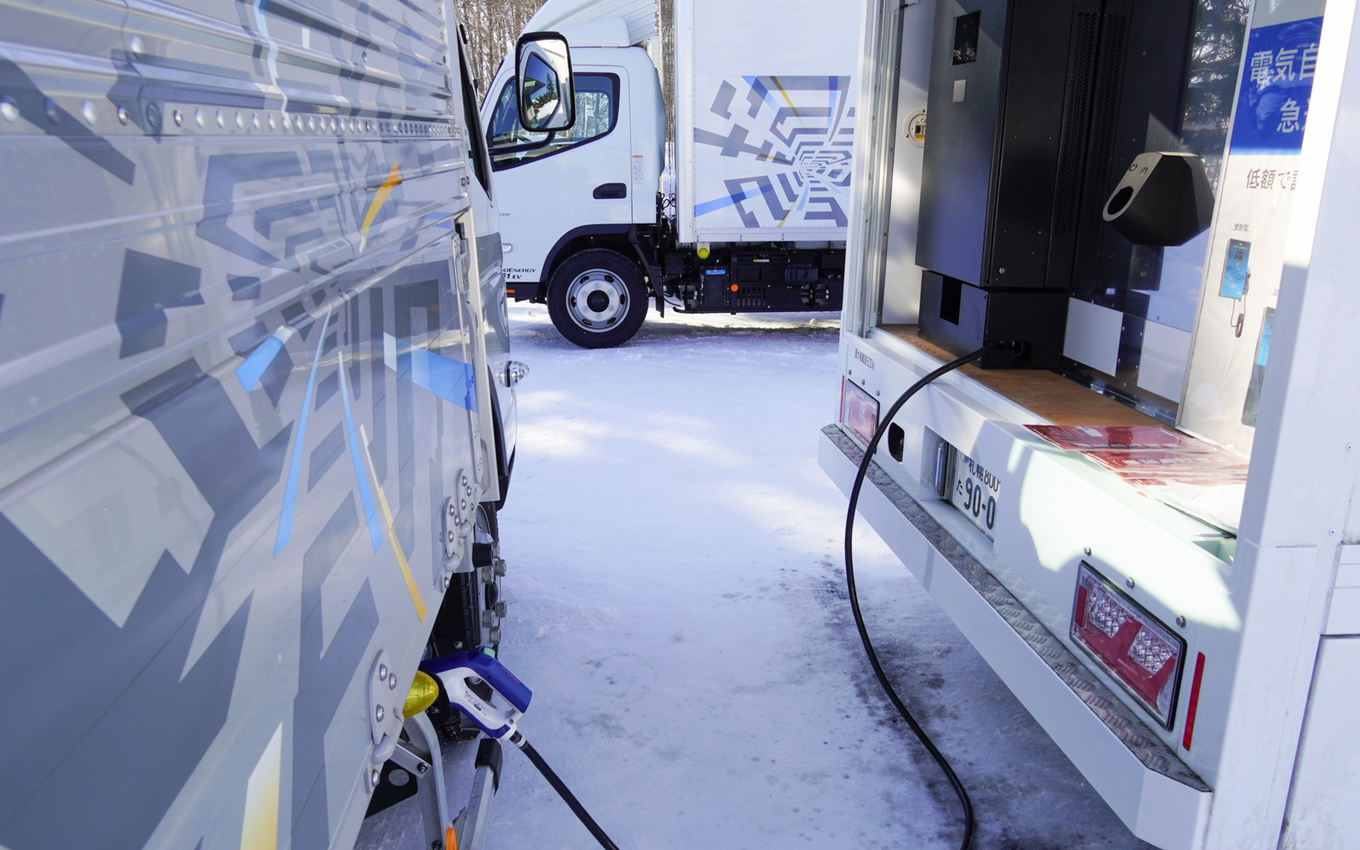 今回の試乗会には車両の電源対応として北海道電気相互株式会社の電源車が協力。床下のPTOからベルトでバンボディ内の発電機を回し、CHAdeMOの急速充電器に必要な三相200Vを50kVAで供給し、eキャンターへ急速充電ができる。試乗会場から公共の急速充電スポットまで降りて行ってもいいが、次々行なわれる試乗スケジュールに合わせるため今回は電源車を登場させたという