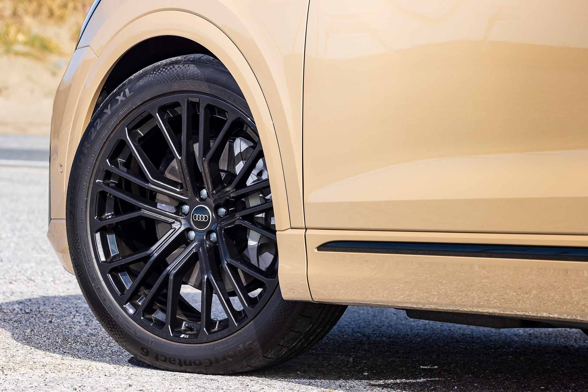 今回のアップデートにより、2Dのアウディ リングスをはじめとする新CIや最新テクノロジーなどを採用。S lineにはフロントバンパー、ドアアタッチメントトリム、ディフューザーの一部にコントラストカラーを採用し、SUVクーペとしてのスポーティでエレガントな外観を強調する。足下は22インチホイールにコンチネンタル「Sport Contact 6」（285/40R22）をセット