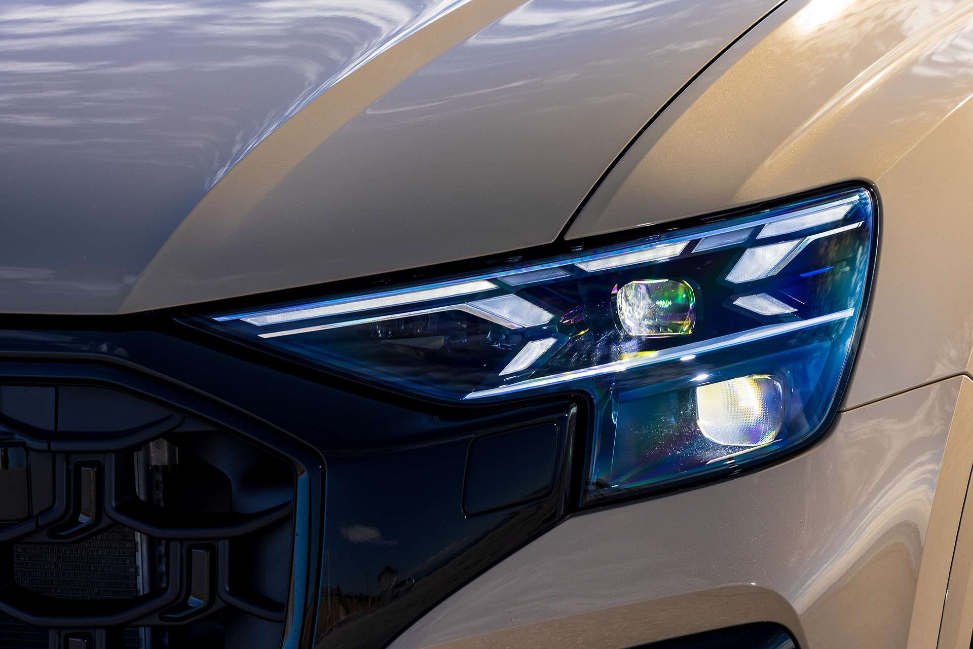 今回のアップデートにより、2Dのアウディ リングスをはじめとする新CIや最新テクノロジーなどを採用。S lineにはフロントバンパー、ドアアタッチメントトリム、ディフューザーの一部にコントラストカラーを採用し、SUVクーペとしてのスポーティでエレガントな外観を強調する。足下は22インチホイールにコンチネンタル「Sport Contact 6」（285/40R22）をセット