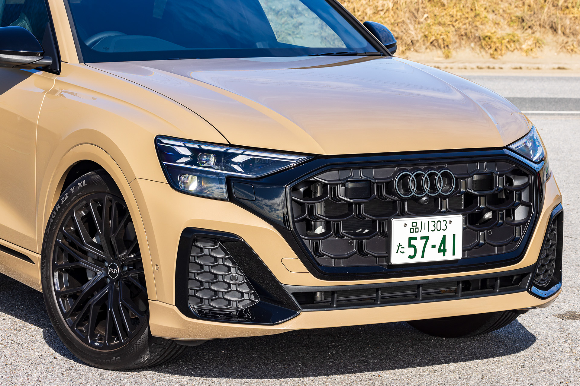 今回のアップデートにより、2Dのアウディ リングスをはじめとする新CIや最新テクノロジーなどを採用。S lineにはフロントバンパー、ドアアタッチメントトリム、ディフューザーの一部にコントラストカラーを採用し、SUVクーペとしてのスポーティでエレガントな外観を強調する。足下は22インチホイールにコンチネンタル「Sport Contact 6」（285/40R22）をセット