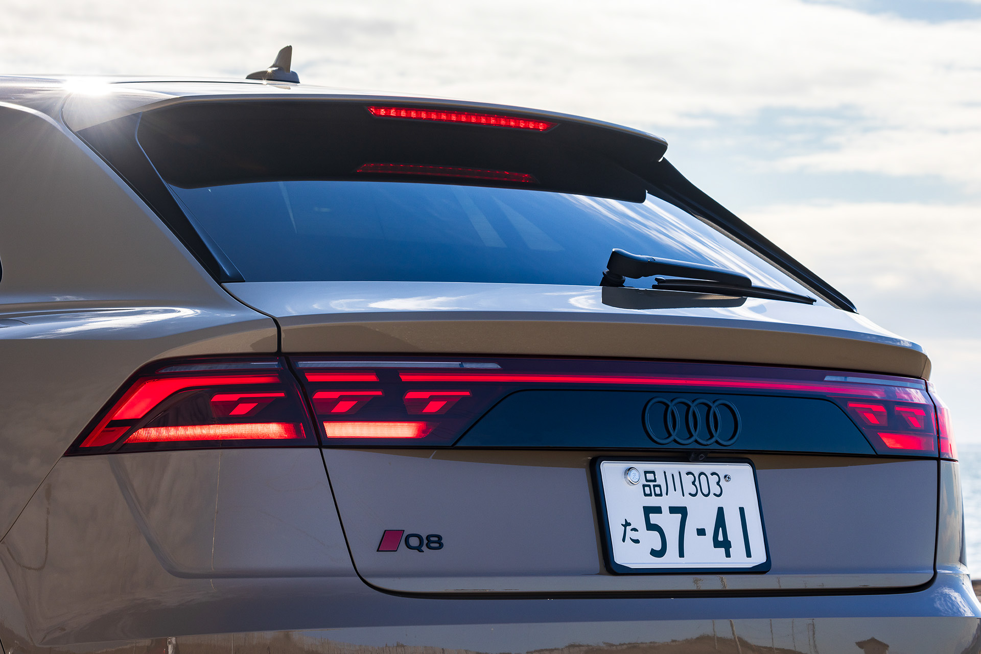 今回のアップデートにより、2Dのアウディ リングスをはじめとする新CIや最新テクノロジーなどを採用。S lineにはフロントバンパー、ドアアタッチメントトリム、ディフューザーの一部にコントラストカラーを採用し、SUVクーペとしてのスポーティでエレガントな外観を強調する。足下は22インチホイールにコンチネンタル「Sport Contact 6」（285/40R22）をセット