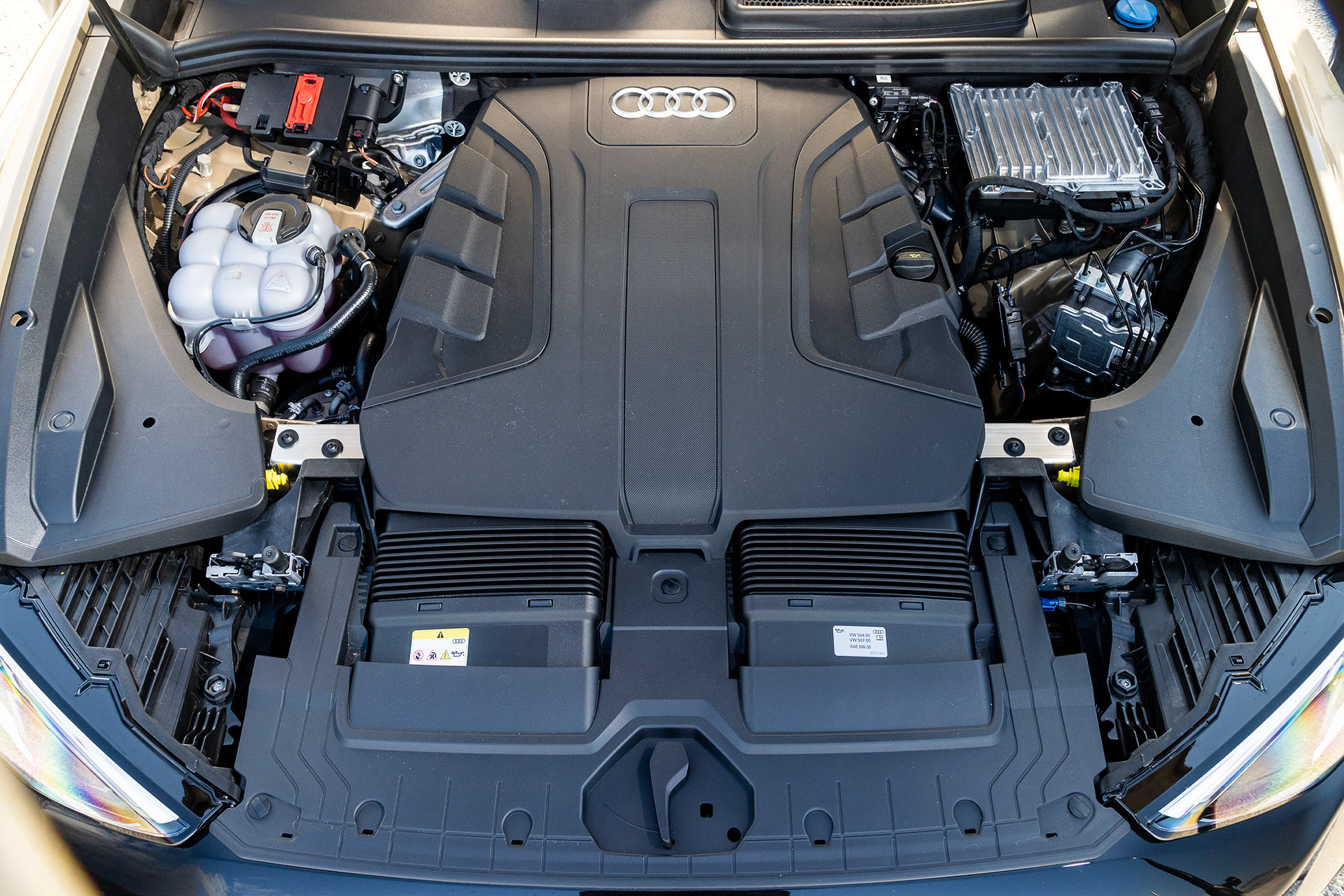 V型6気筒3.0リッターディーゼルターボエンジンは最高出力200kW（272PS）/3500-4000rpm、最大トルク600Nm（61.2kgfm）/1750-3000rpmを発生