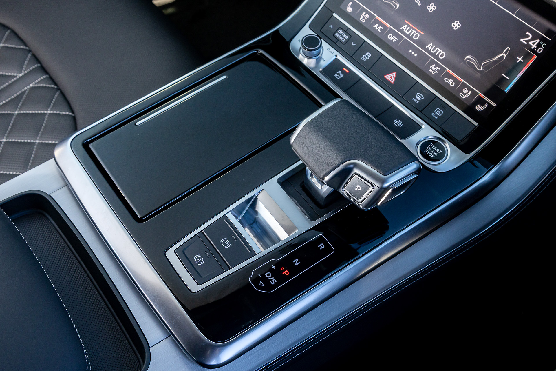 Q8 50 TDI quattro S lineのインテリア。ドライブモードはDYNAMIC、INDIVIDUAL、OFFROAD、ALLROAD、EFFICIENCY、COMFORT、AUTOから選択可能