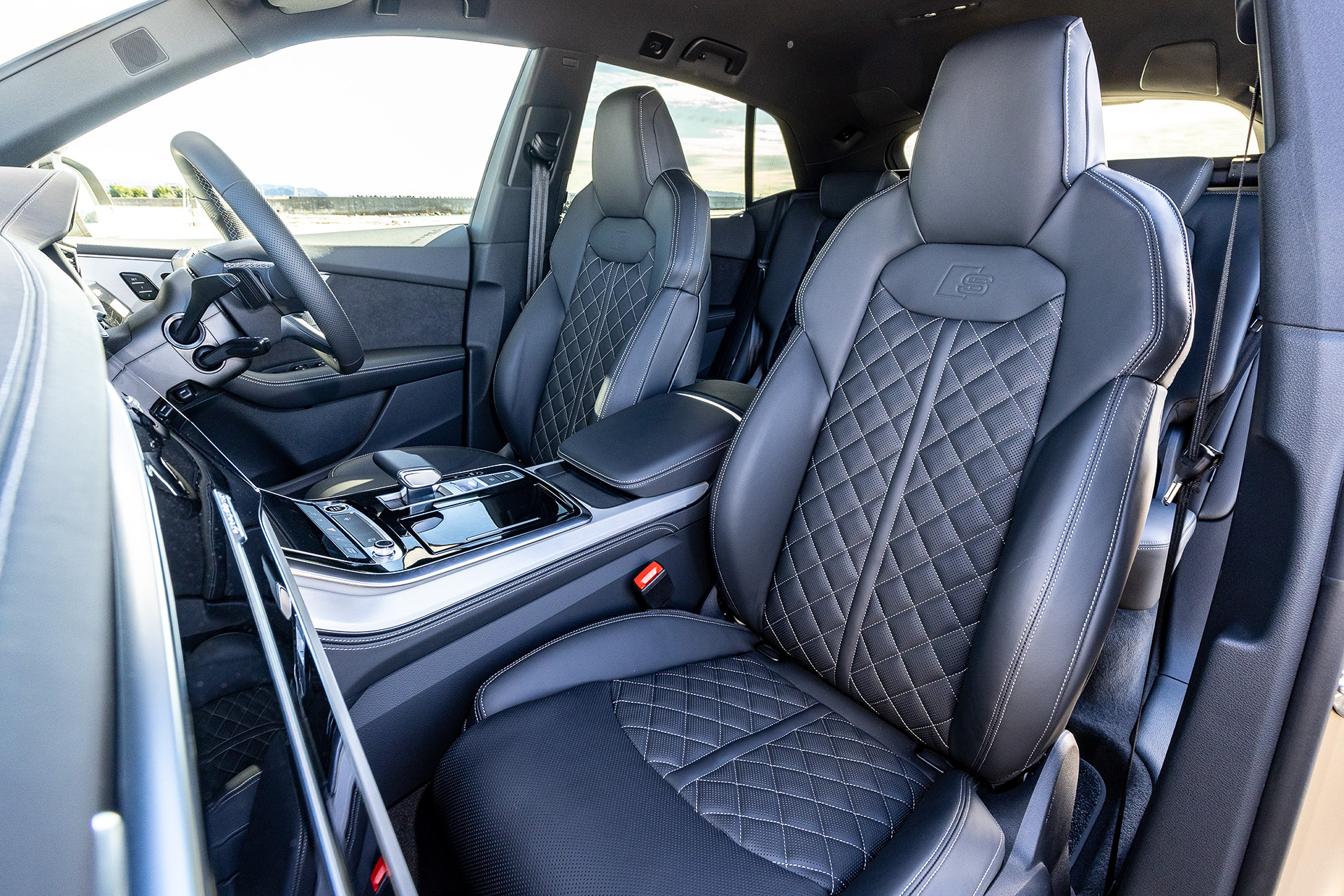 Q8 50 TDI quattro S lineのインテリア。ドライブモードはDYNAMIC、INDIVIDUAL、OFFROAD、ALLROAD、EFFICIENCY、COMFORT、AUTOから選択可能