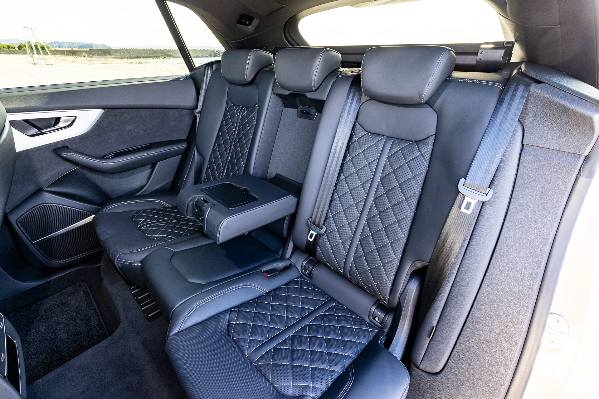 Q8 50 TDI quattro S lineのインテリア。ドライブモードはDYNAMIC、INDIVIDUAL、OFFROAD、ALLROAD、EFFICIENCY、COMFORT、AUTOから選択可能