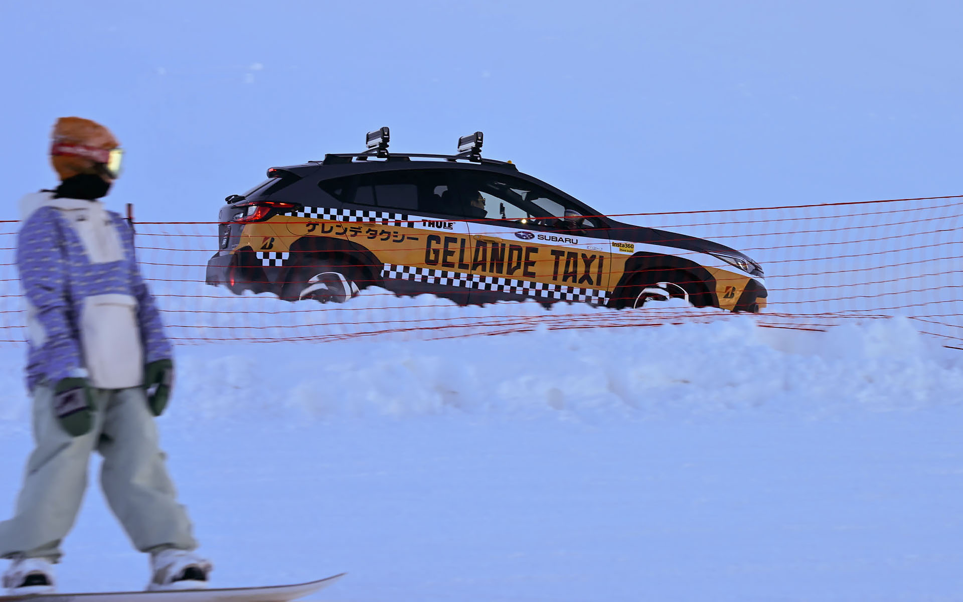 ゲレンデの特設コースを走るクロストレック S：HEV