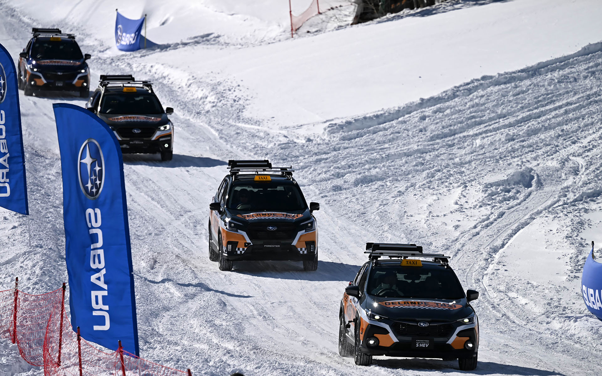 ゲレンデに設けられた特設コースを走るスバルのゲレンデタクシー