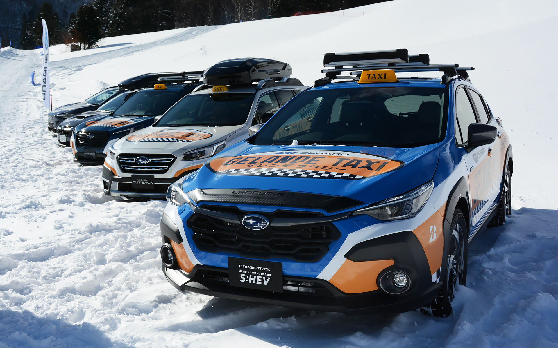 ゲレンデタクシー専用のラッピングが施され、「TAXI」の行灯を掲げている。ルーフにはスキーヤーやボーダーのためのタクシーということで、スーリーのキャリアを装着。スタッドレスタイヤをはいているということ以外は、ノーマル仕様の車両とのこと