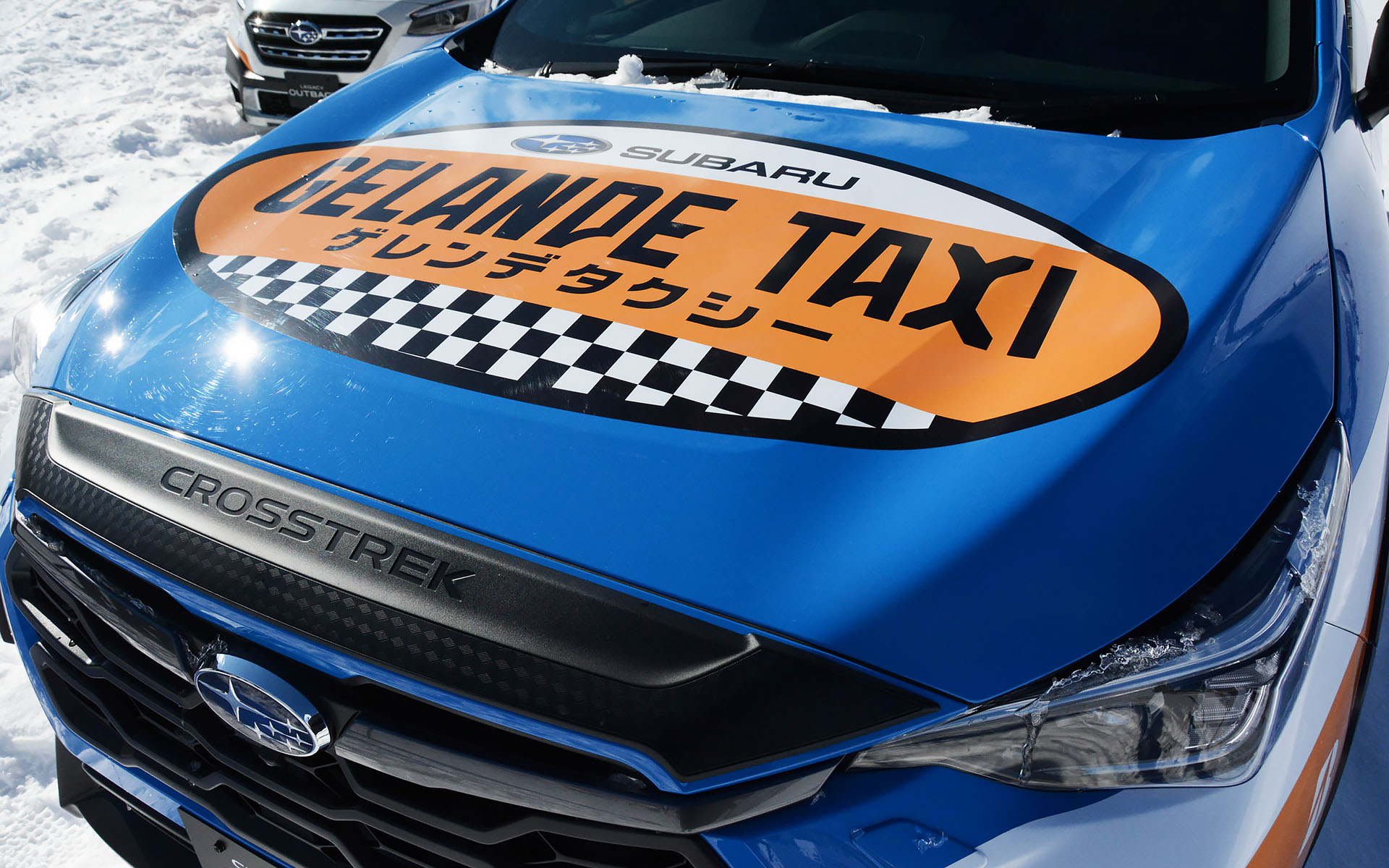 ゲレンデタクシー専用のラッピングが施され、「TAXI」の行灯を掲げている。ルーフにはスキーヤーやボーダーのためのタクシーということで、スーリーのキャリアを装着。スタッドレスタイヤをはいているということ以外は、ノーマル仕様の車両とのこと