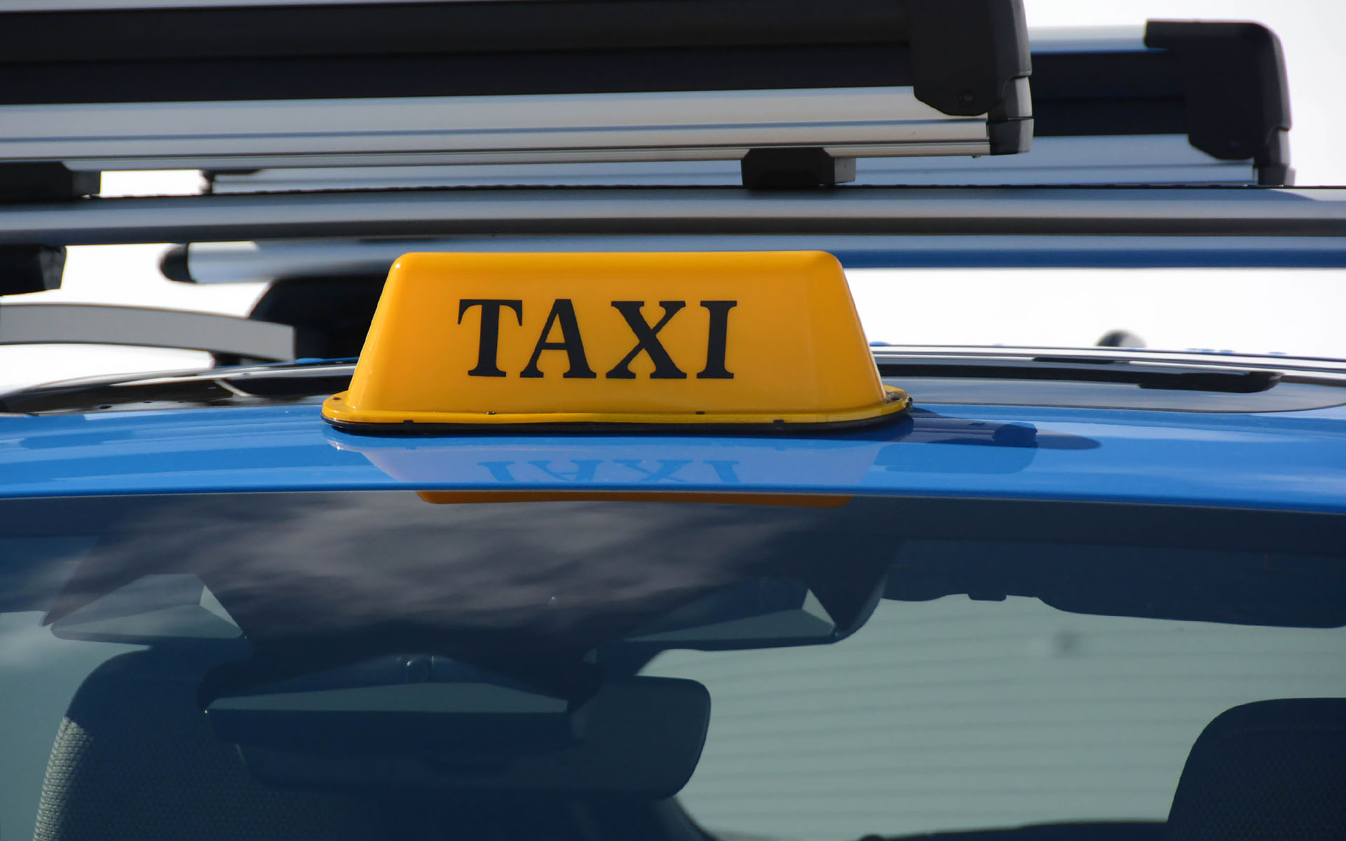 ゲレンデタクシー専用のラッピングが施され、「TAXI」の行灯を掲げている。ルーフにはスキーヤーやボーダーのためのタクシーということで、スーリーのキャリアを装着。スタッドレスタイヤをはいているということ以外は、ノーマル仕様の車両とのこと