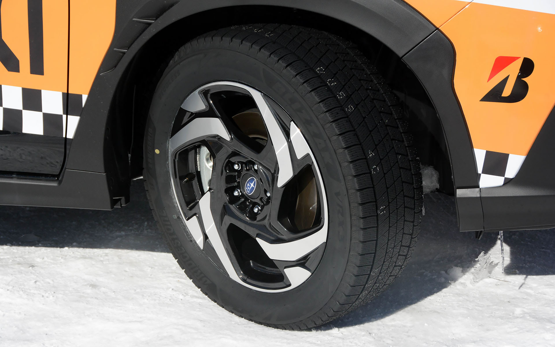 ゲレンデタクシー専用のラッピングが施され、「TAXI」の行灯を掲げている。ルーフにはスキーヤーやボーダーのためのタクシーということで、スーリーのキャリアを装着。スタッドレスタイヤをはいているということ以外は、ノーマル仕様の車両とのこと