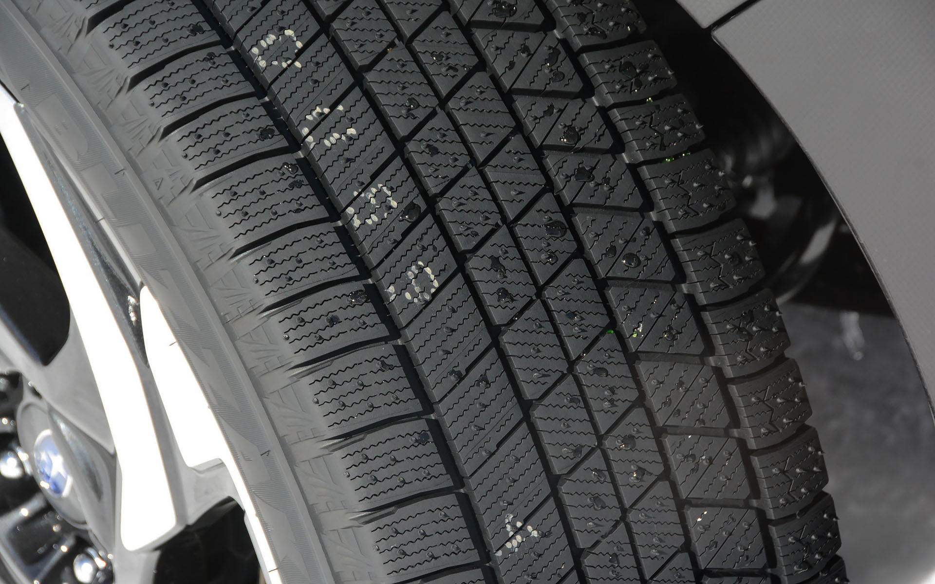 全車ともに装着するスタッドレスタイヤはブリヂストン「ブリザック VRX3」。足下から“安心・安全”を支えている