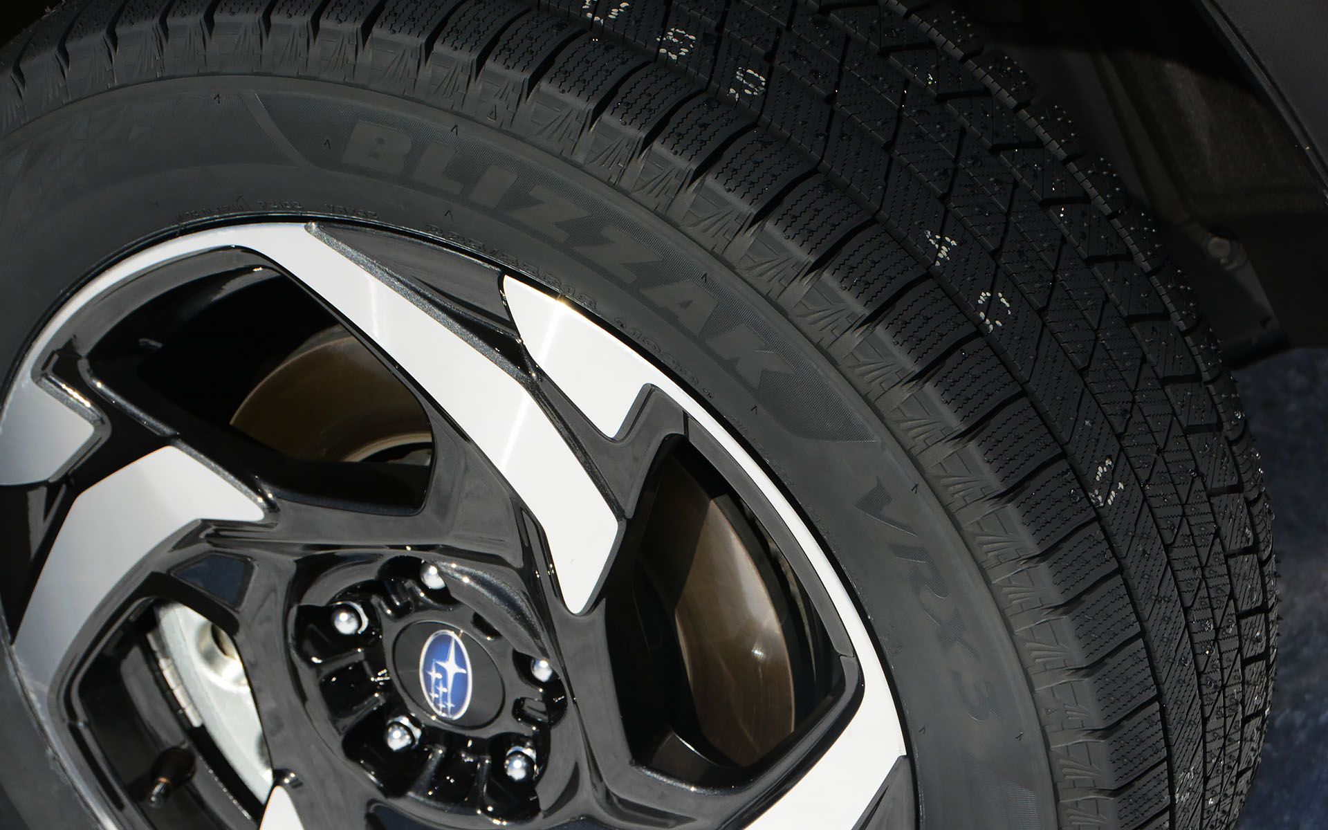 全車ともに装着するスタッドレスタイヤはブリヂストン「ブリザック VRX3」。足下から“安心・安全”を支えている