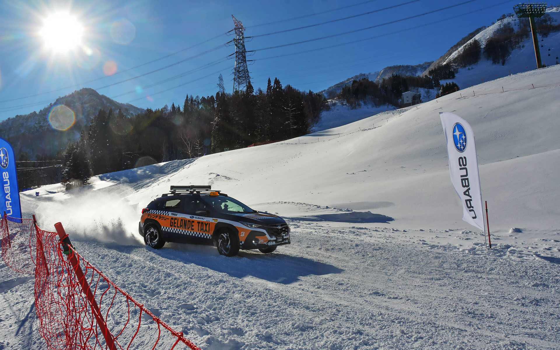ゲレンデタクシーは常に3台～4台がフル稼働していた。ドライバーはラリードライバーの新井敏弘選手や鎌田卓麻選手、特別ゲストとしてSUPER GTドライバーの井口卓人選手と山内英輝選手が務めることも。ドライバーが誰になるかは乗るまでのお楽しみ
