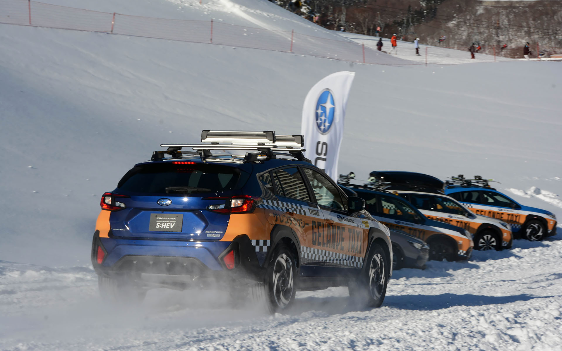 ゲレンデタクシーは常に3台～4台がフル稼働していた。ドライバーはラリードライバーの新井敏弘選手や鎌田卓麻選手、特別ゲストとしてSUPER GTドライバーの井口卓人選手と山内英輝選手が務めることも。ドライバーが誰になるかは乗るまでのお楽しみ