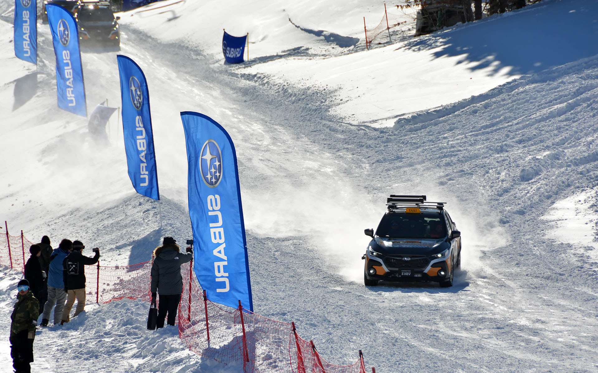 ゲレンデタクシーは常に3台～4台がフル稼働していた。ドライバーはラリードライバーの新井敏弘選手や鎌田卓麻選手、特別ゲストとしてSUPER GTドライバーの井口卓人選手と山内英輝選手が務めることも。ドライバーが誰になるかは乗るまでのお楽しみ