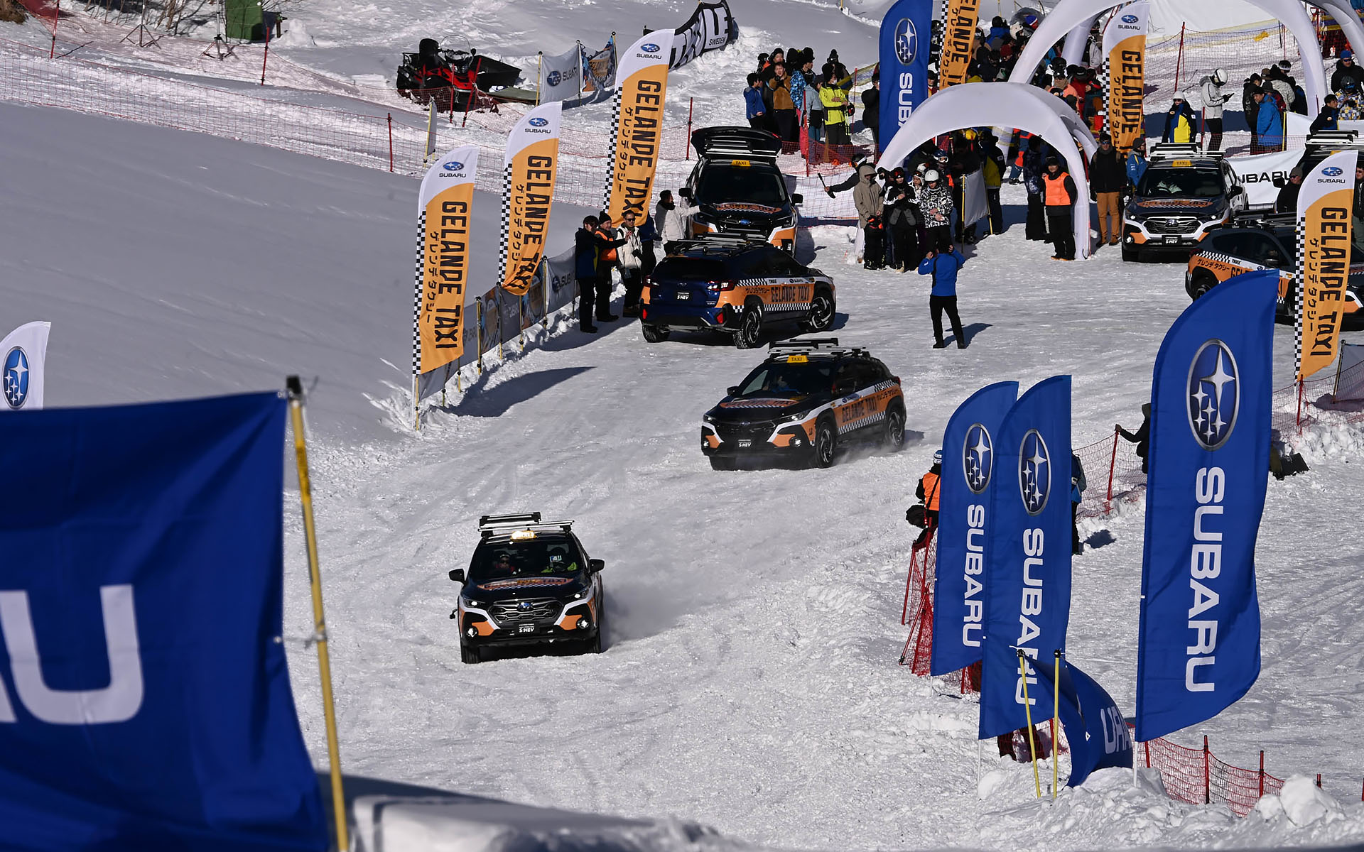 ゲレンデタクシーは常に3台～4台がフル稼働していた。ドライバーはラリードライバーの新井敏弘選手や鎌田卓麻選手、特別ゲストとしてSUPER GTドライバーの井口卓人選手と山内英輝選手が務めることも。ドライバーが誰になるかは乗るまでのお楽しみ